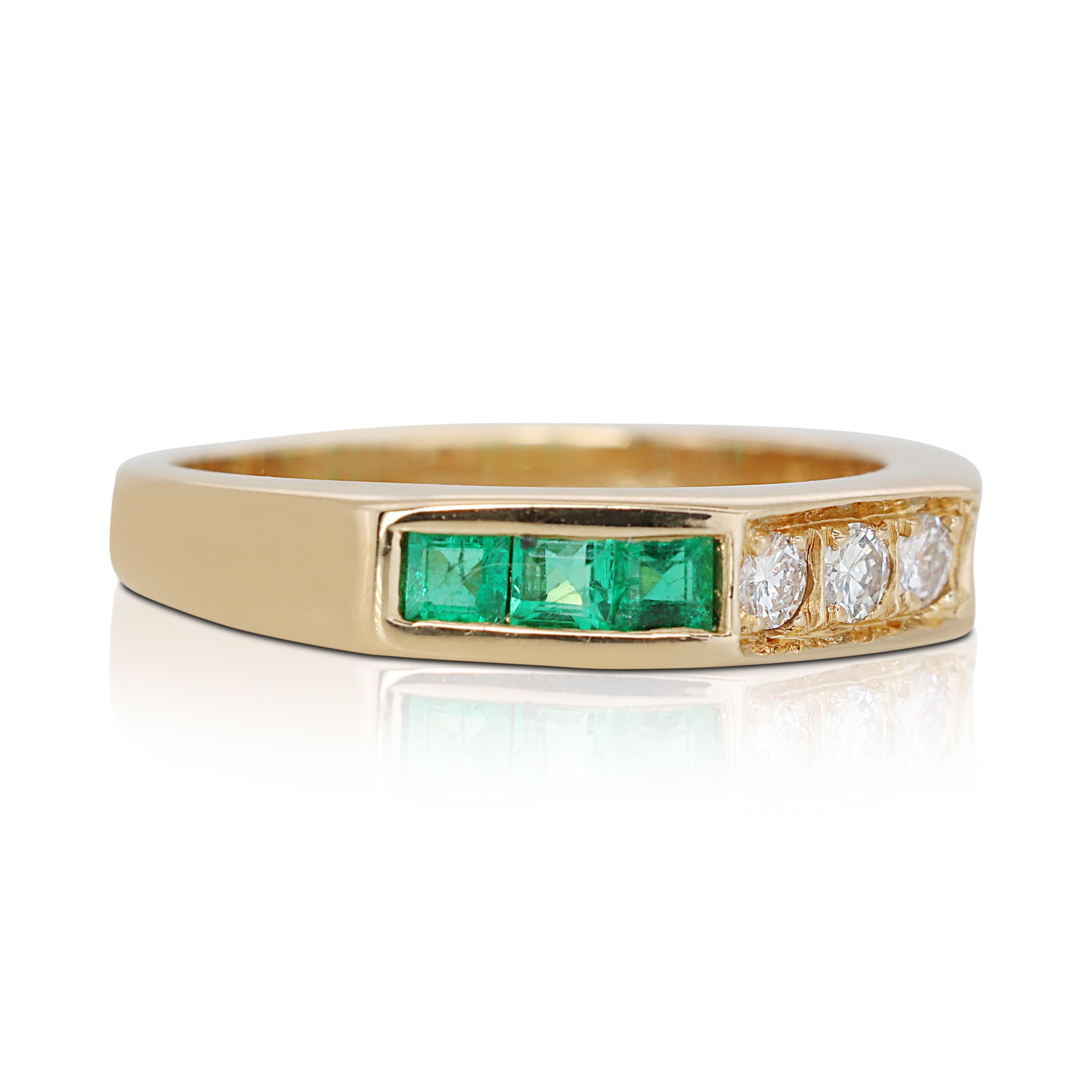 Beautiful 0.18ct Half Eternity Ring with Emeralds and Diamonds In Excellent Condition For Sale In רמת גן, IL