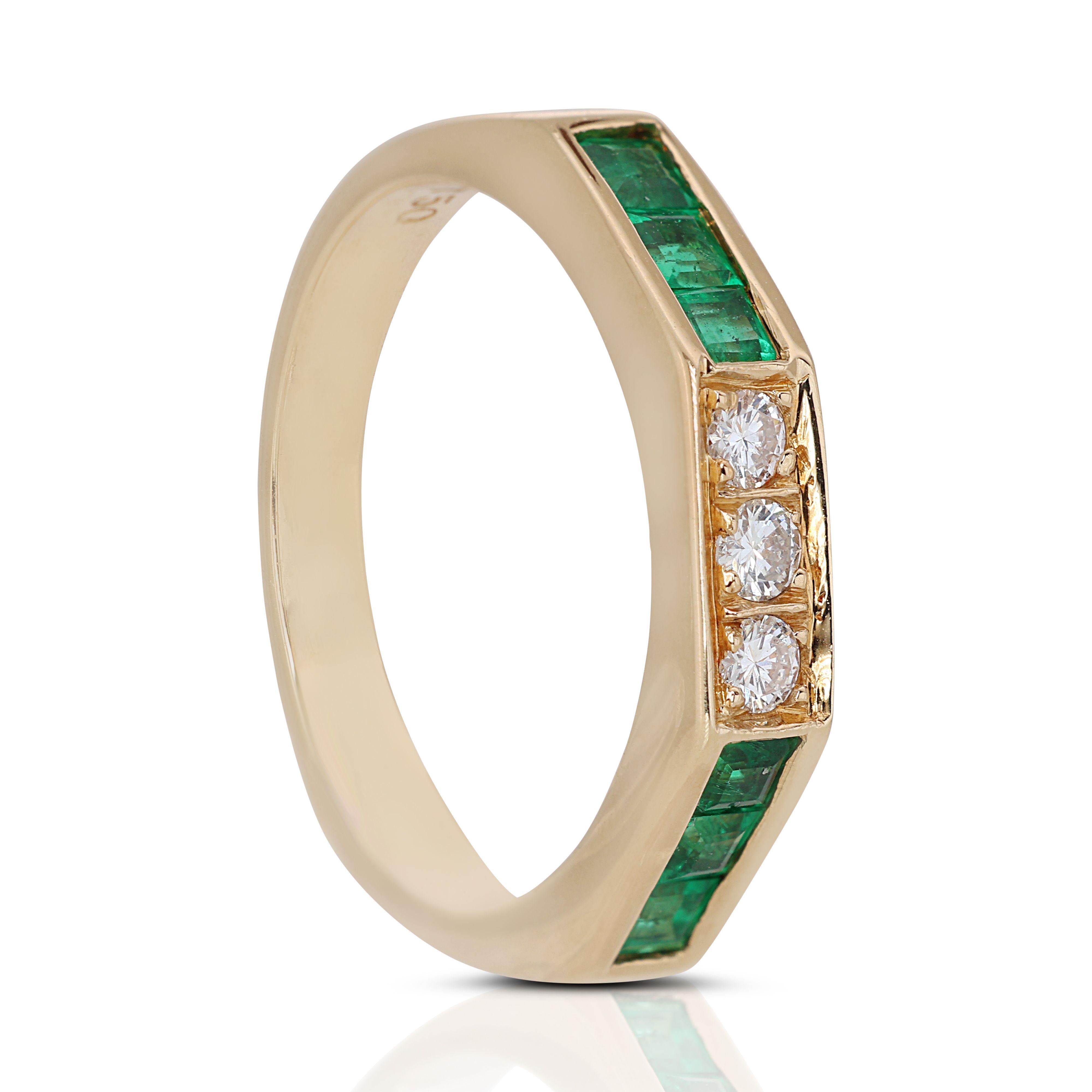 Beautiful 0.18ct Half Eternity Ring with Emeralds and Diamonds For Sale 3
