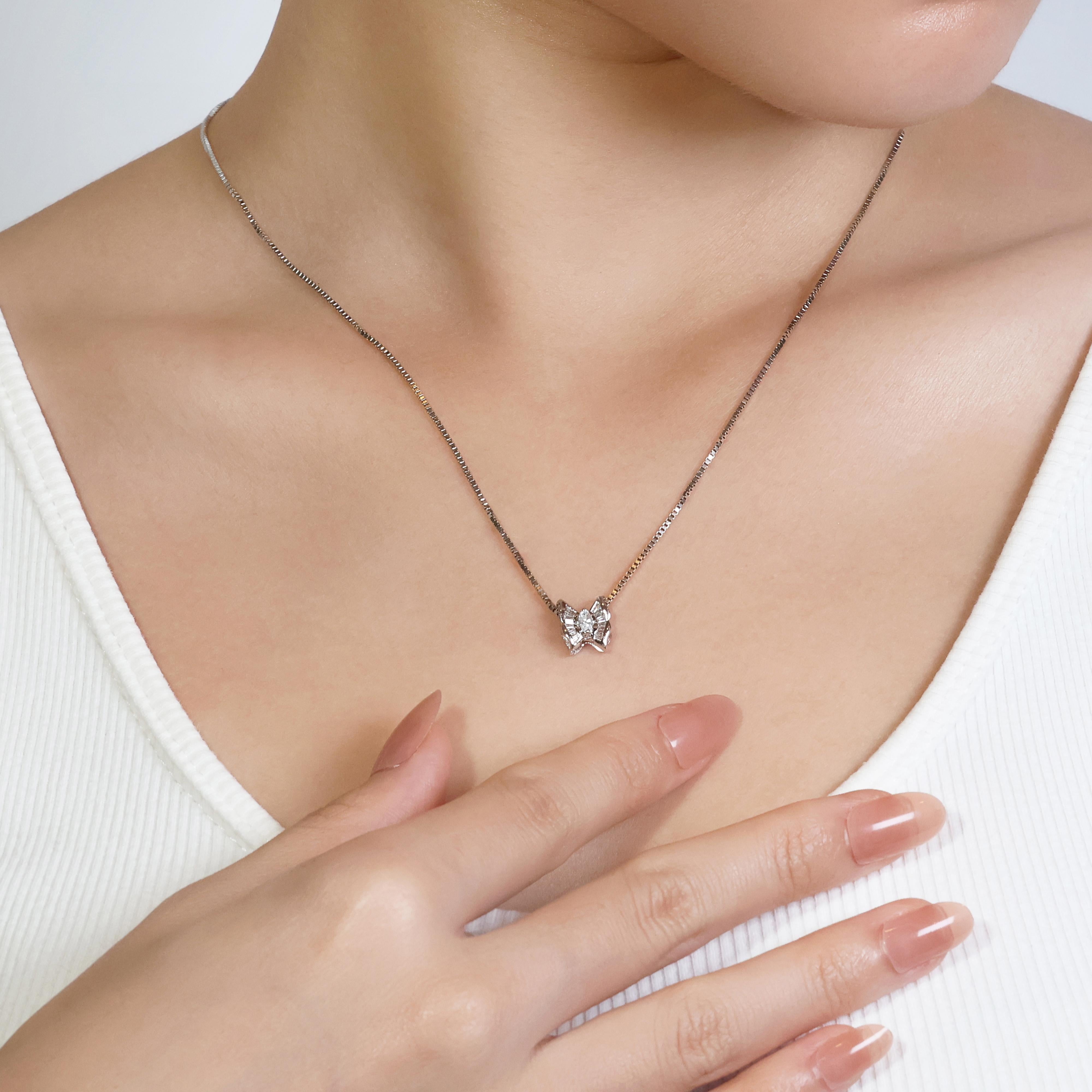 Bellissimo ciondolo con diamanti da 0,26 carati in oro bianco 18 carati (la catenina non è inclusa) in vendita 2