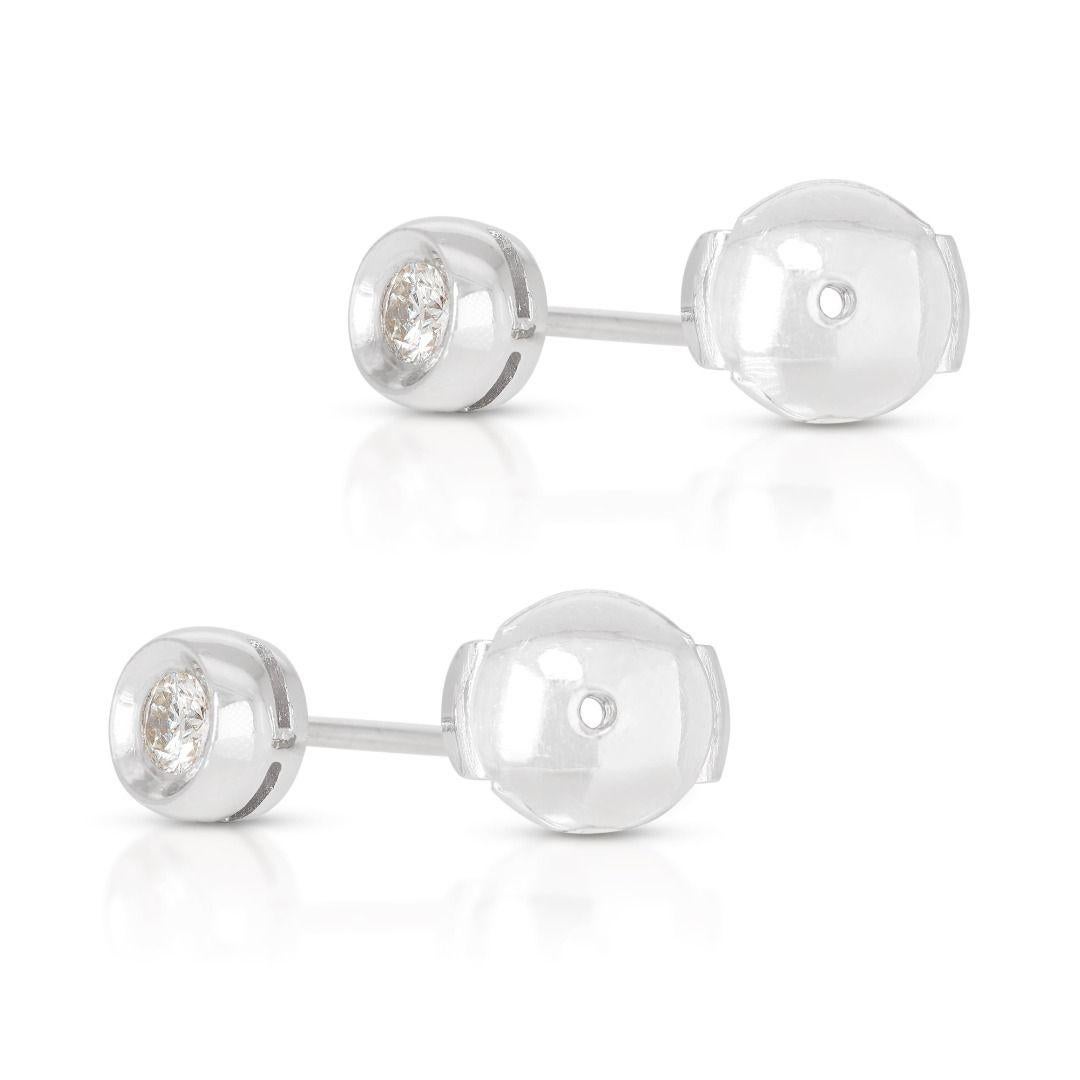 Beautiful 0.30ct Stud Diamond Earrings in 18K White Gold For Sale 2