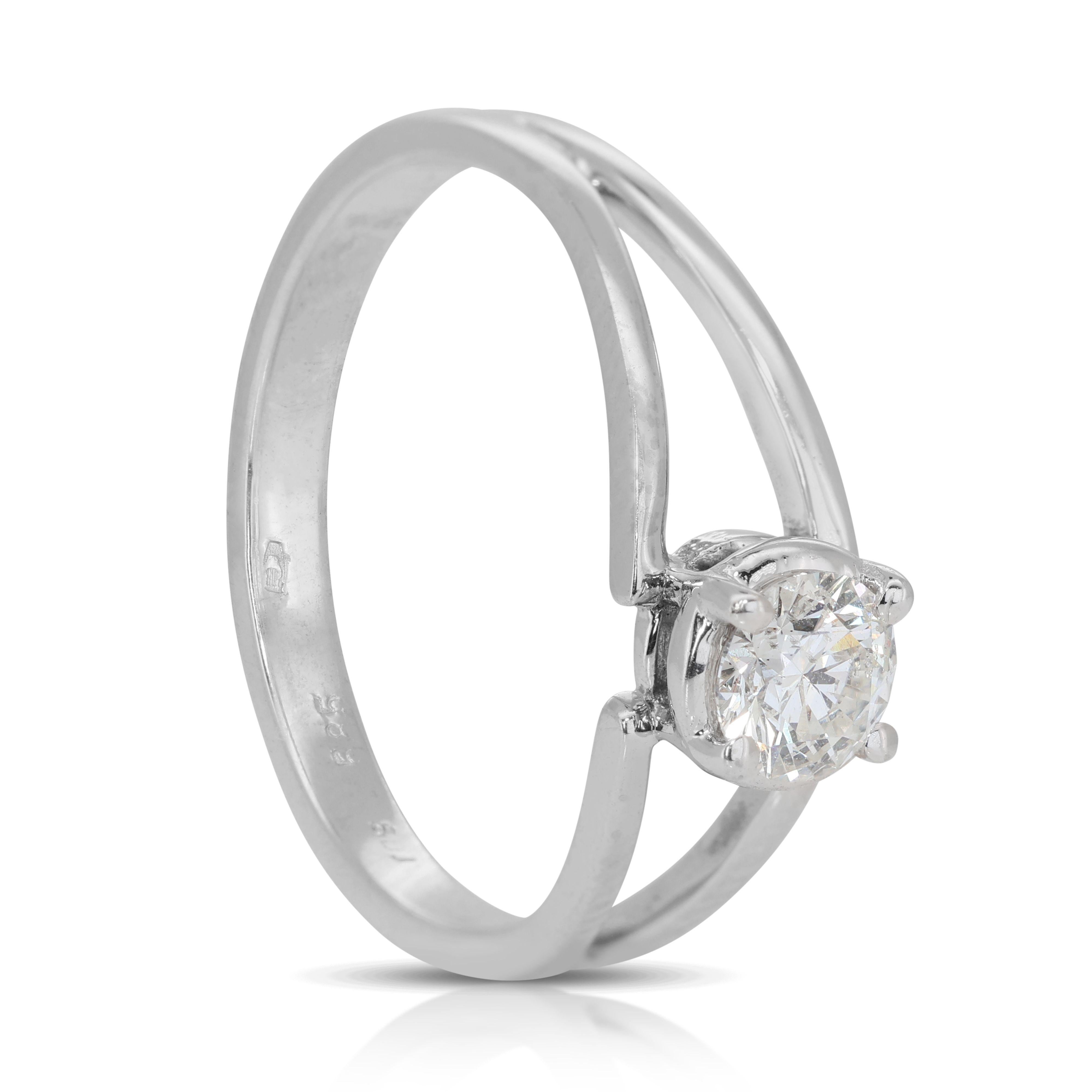 Beautiful 0.32ct Diamond Solitaire Ring set in 14K White Gold For Sale 1