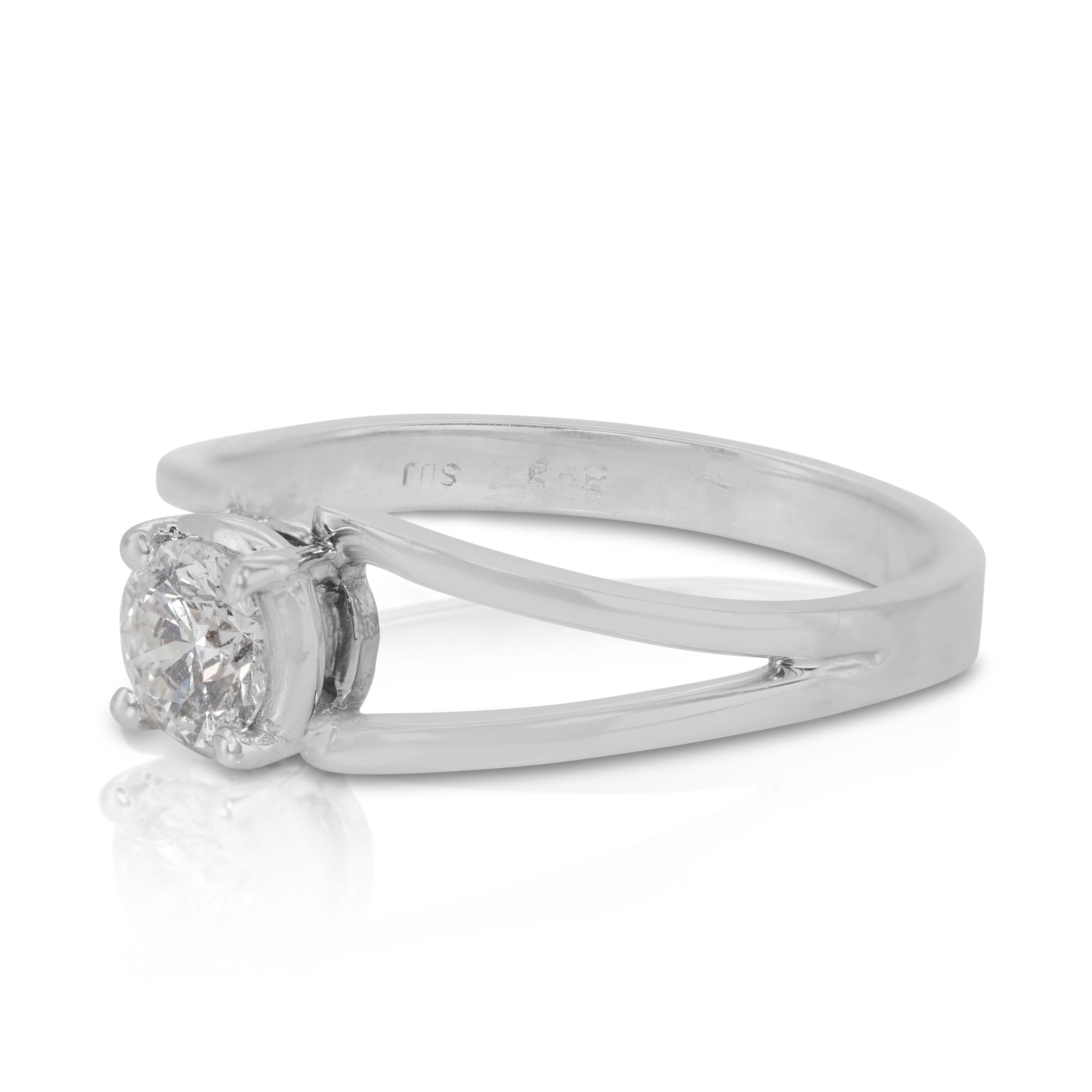 Beautiful 0.32ct Diamond Solitaire Ring set in 14K White Gold For Sale 2