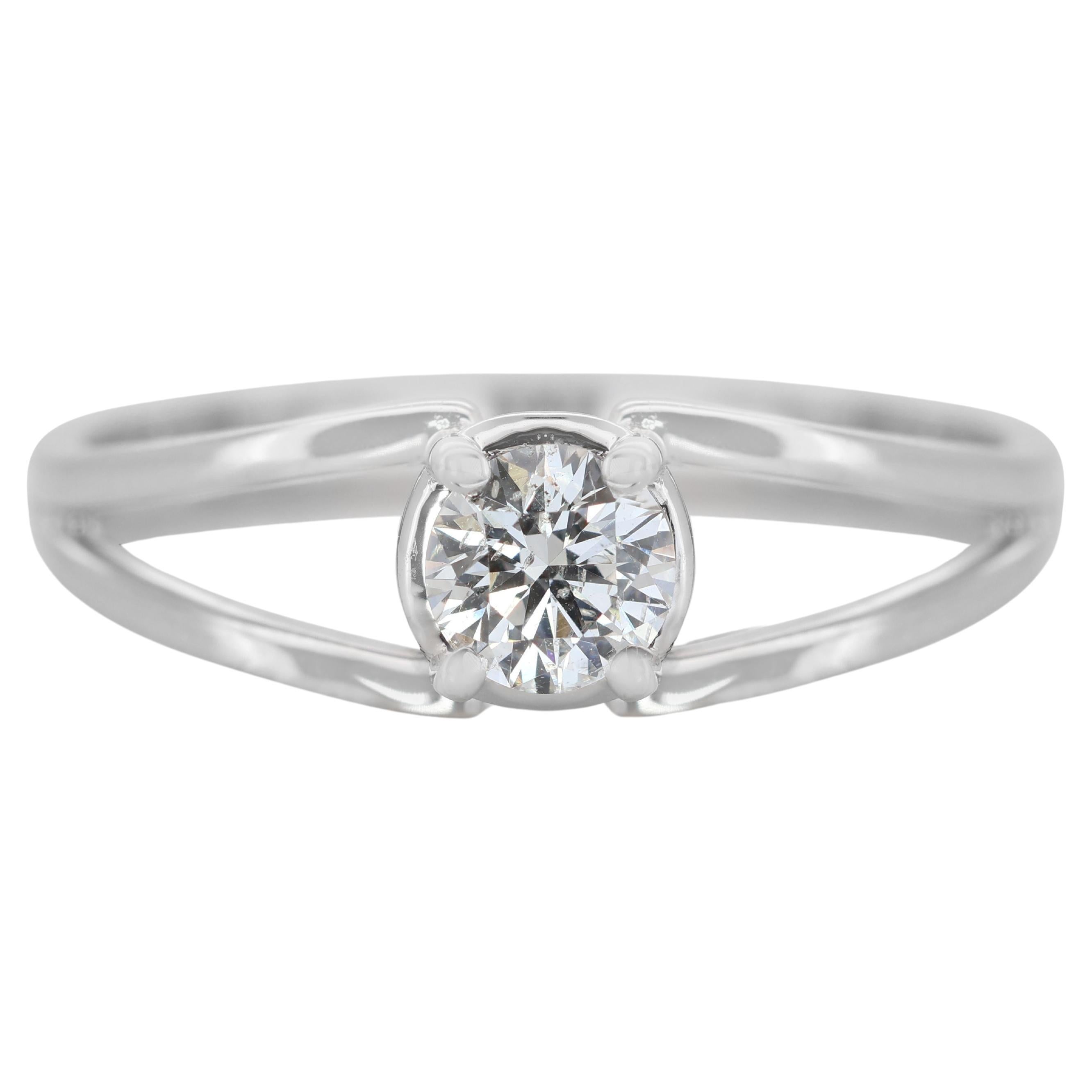 Beautiful 0.32ct Diamond Solitaire Ring set in 14K White Gold For Sale