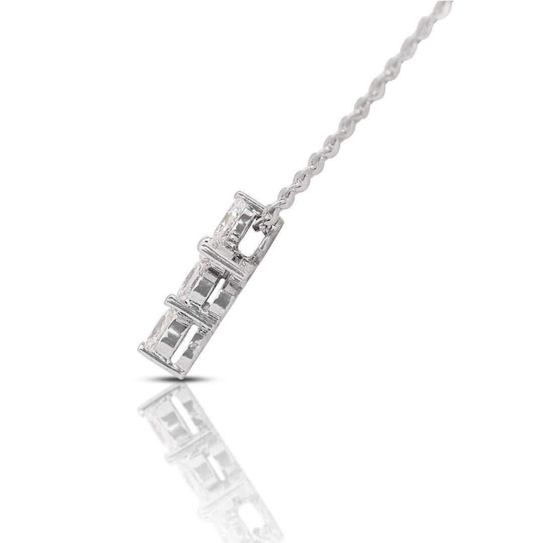 Magnifique pendentif croix en or blanc 18 carats avec diamant 0,35 carat, chaîne non incluse Pour femmes en vente