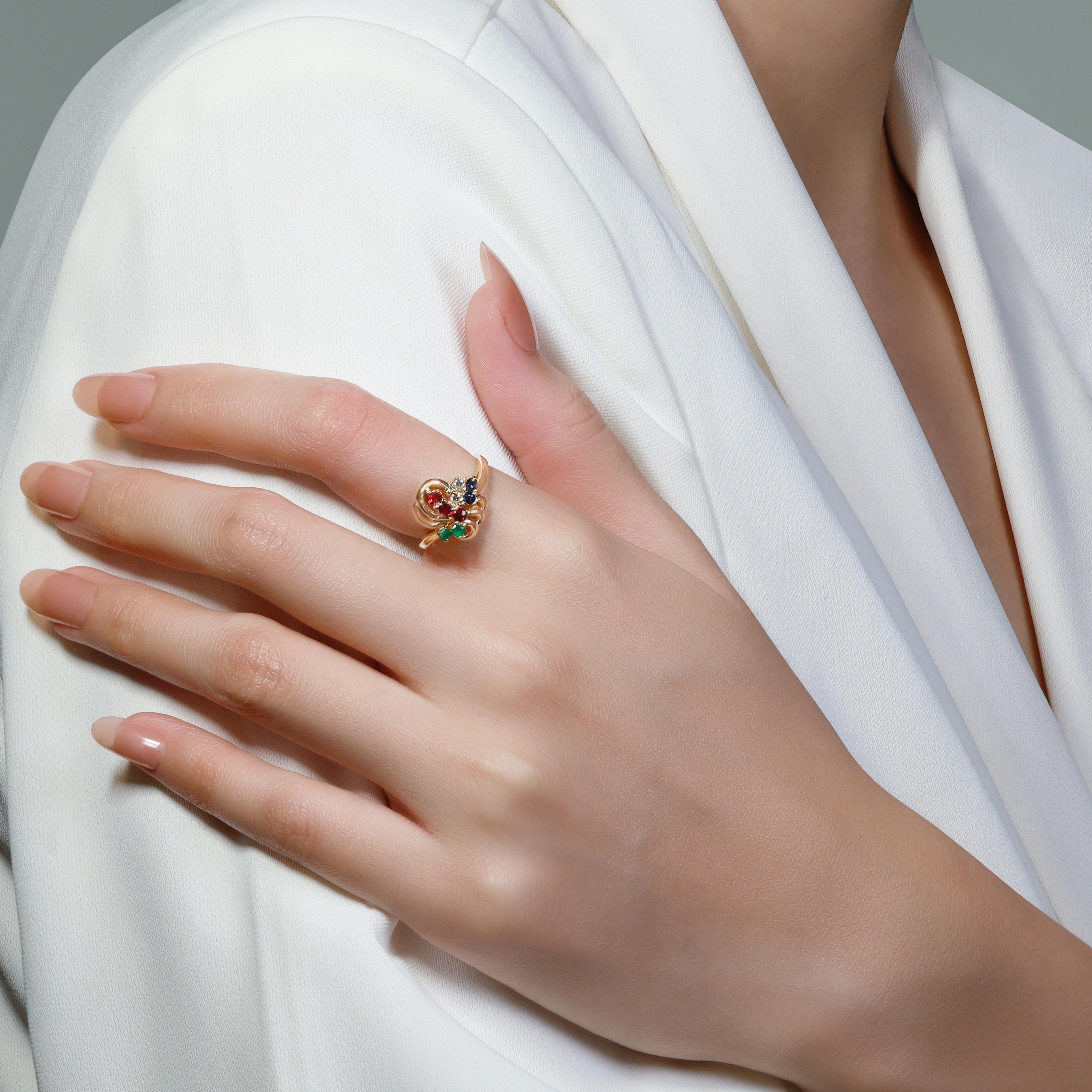 Ce bijou captivant est réalisé en or jaune 18 carats, offrant une sensation rayonnante et luxueuse. Il présente une combinaison enchanteresse de trois rubis ronds et brillants, totalisant 0,15 carats, mettant en valeur leur couleur rouge vibrante,