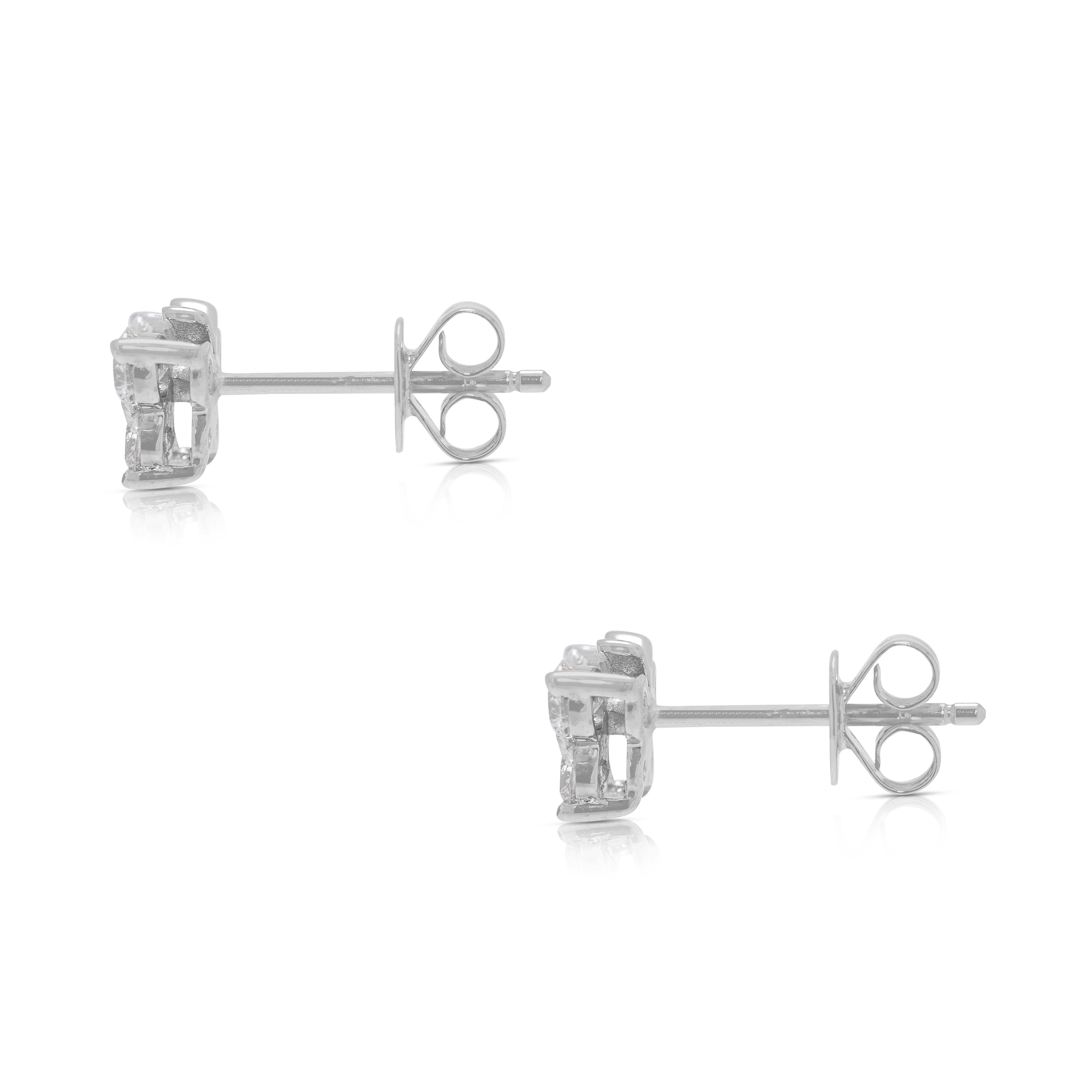 Women's Beautiful 0.60ct Natural Diamonds Stud Earrings in 18K White Gold For Sale
