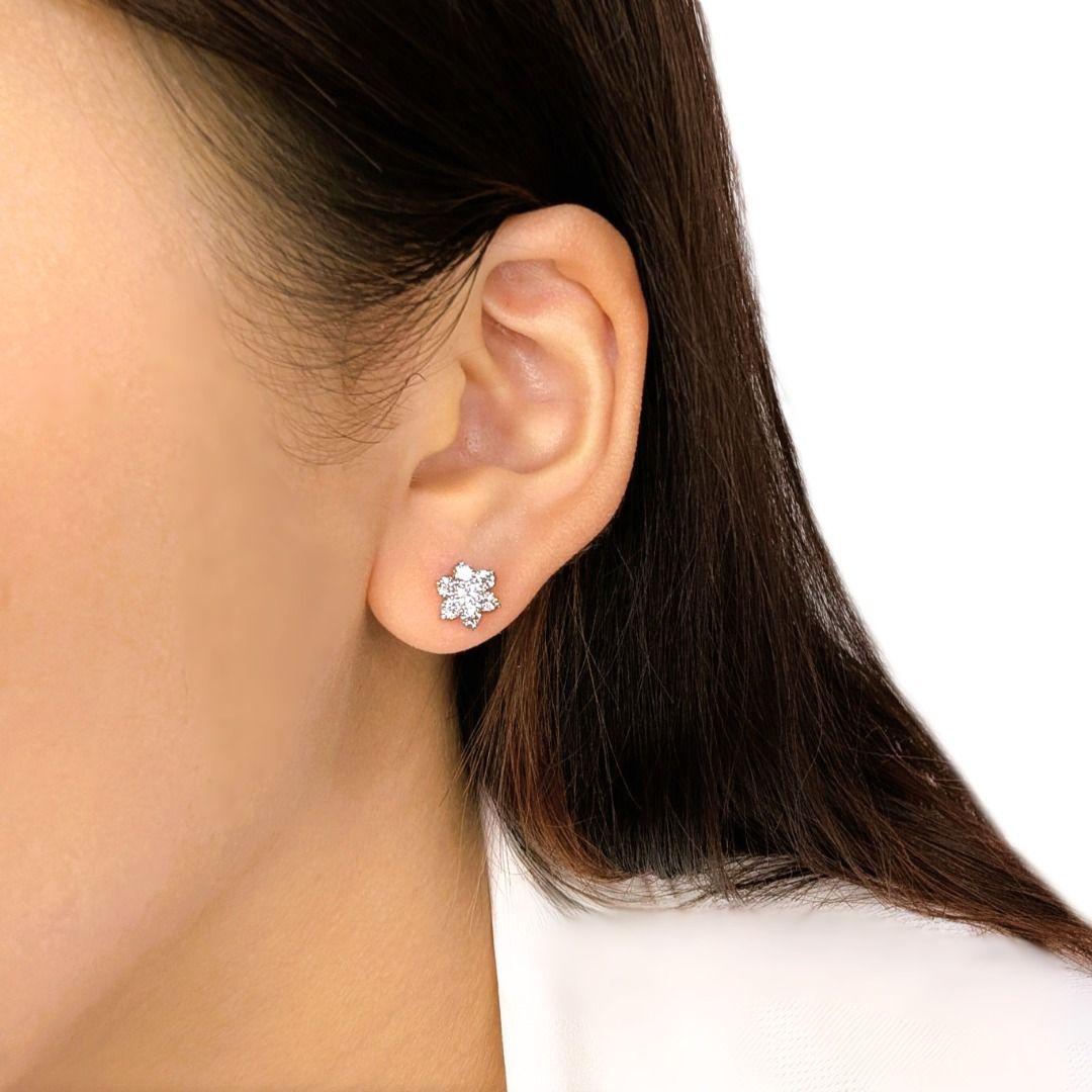 Questi nuovissimi orecchini a perno sbocciano con un brillante scintillio. Ogni orecchino presenta un delicato design a fiore, meticolosamente incastonato con un totale di quattordici diamanti naturali a taglio brillante. Insieme, questi diamanti