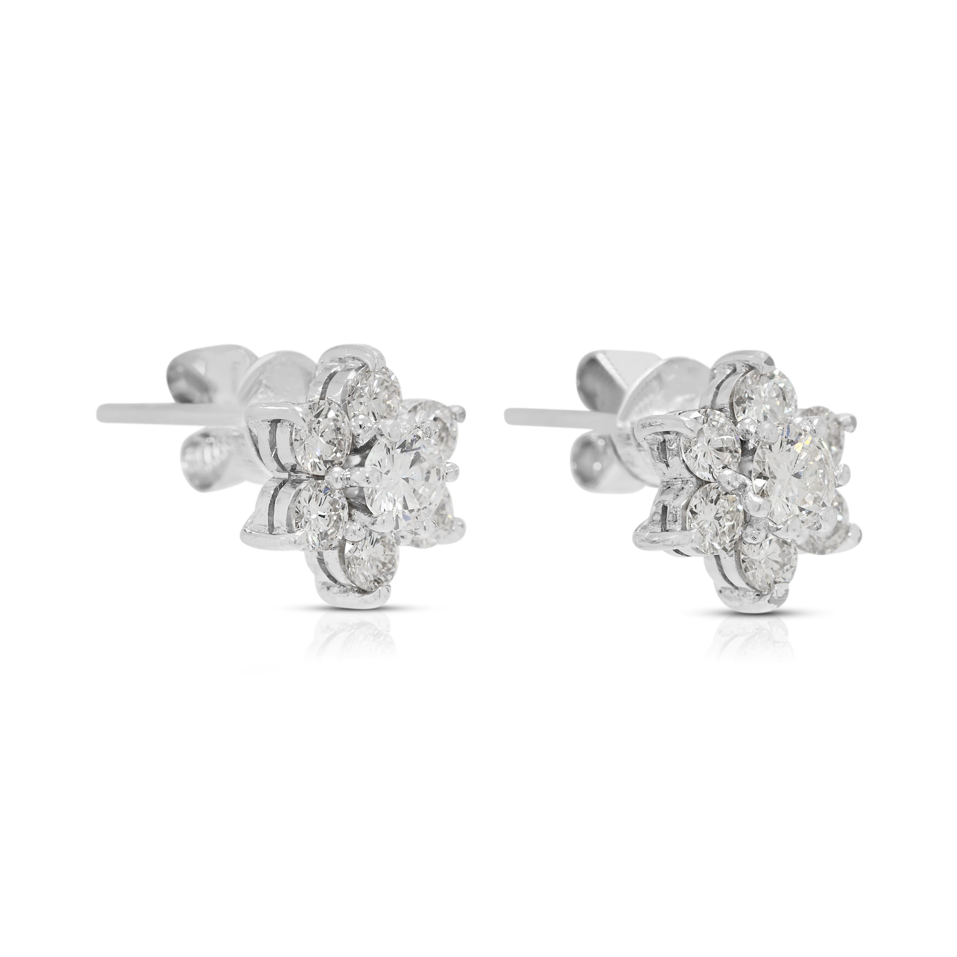 Taglio rotondo Bellissimi orecchini a fiore in oro bianco 18K con diamante naturale da 0,68 carati in vendita