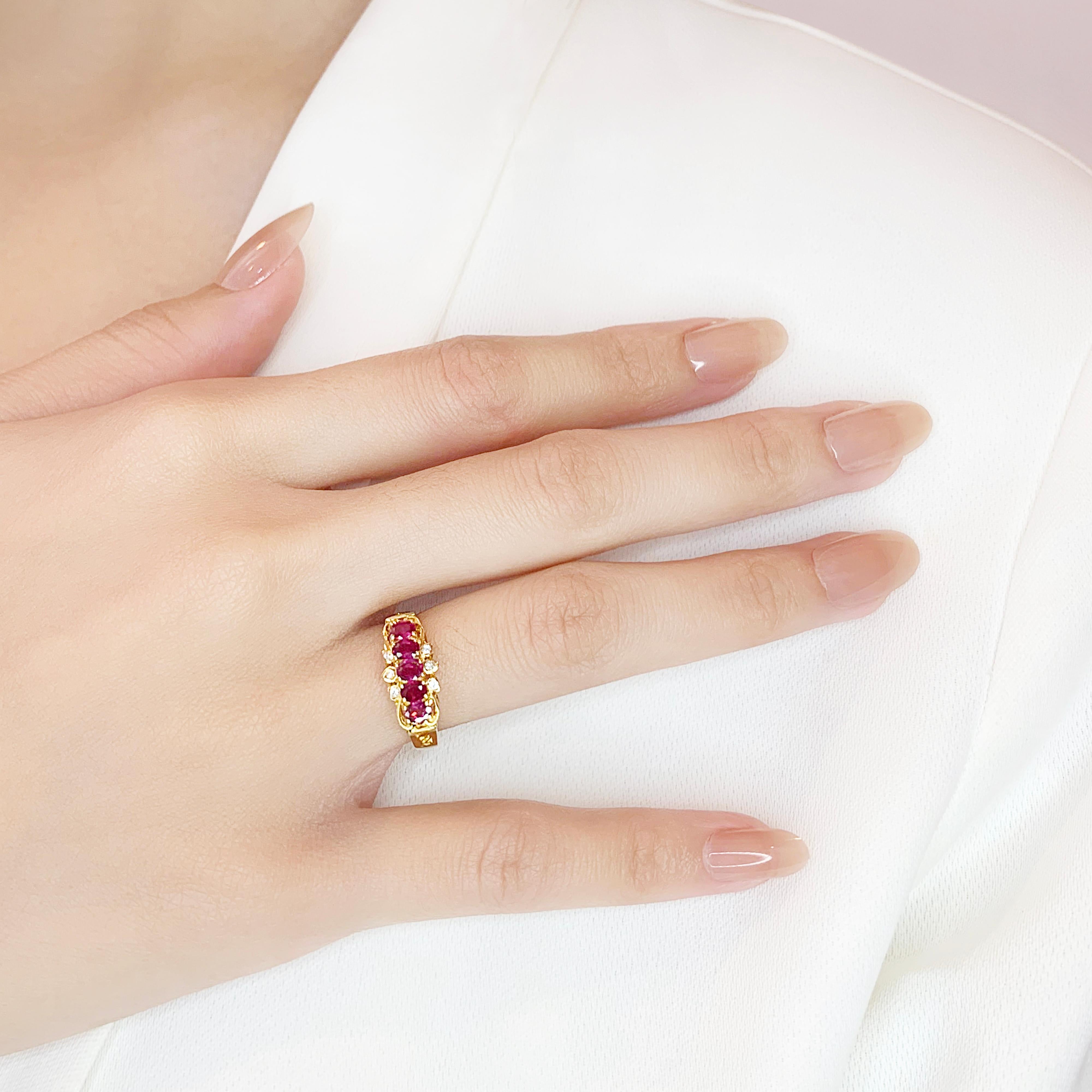 Cette bague captivante présente cinq rubis rouges de forme ovale d'un poids total en carats de 0,67ct, magnifiquement sertis dans de l'or jaune 18 carats. Les rubis sont complétés par six diamants ronds de taille brillant, totalisant 0,04ct, de