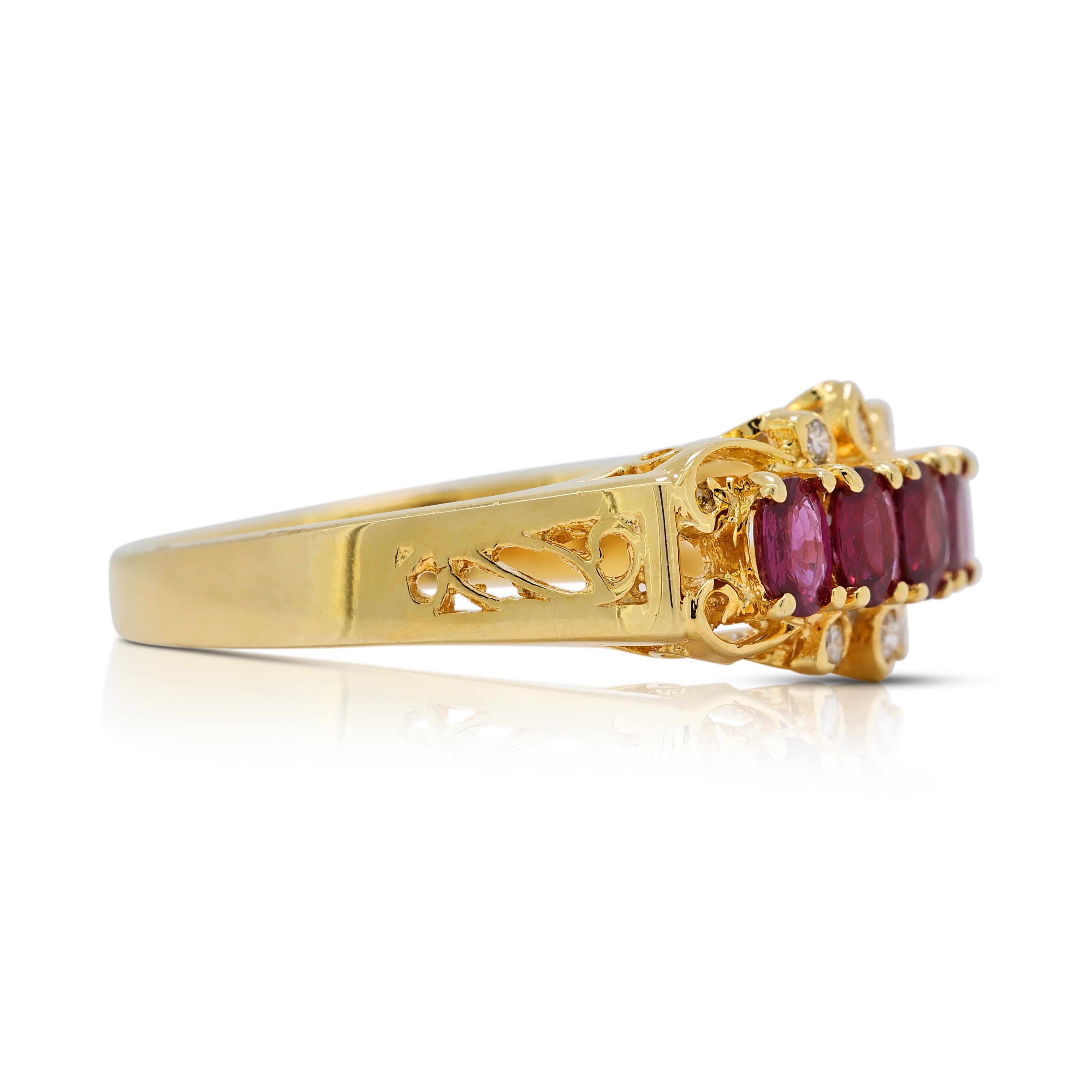 Taille ovale Magnifique bague en or jaune 18 carats avec rubis et diamants de 0,71 carat en vente