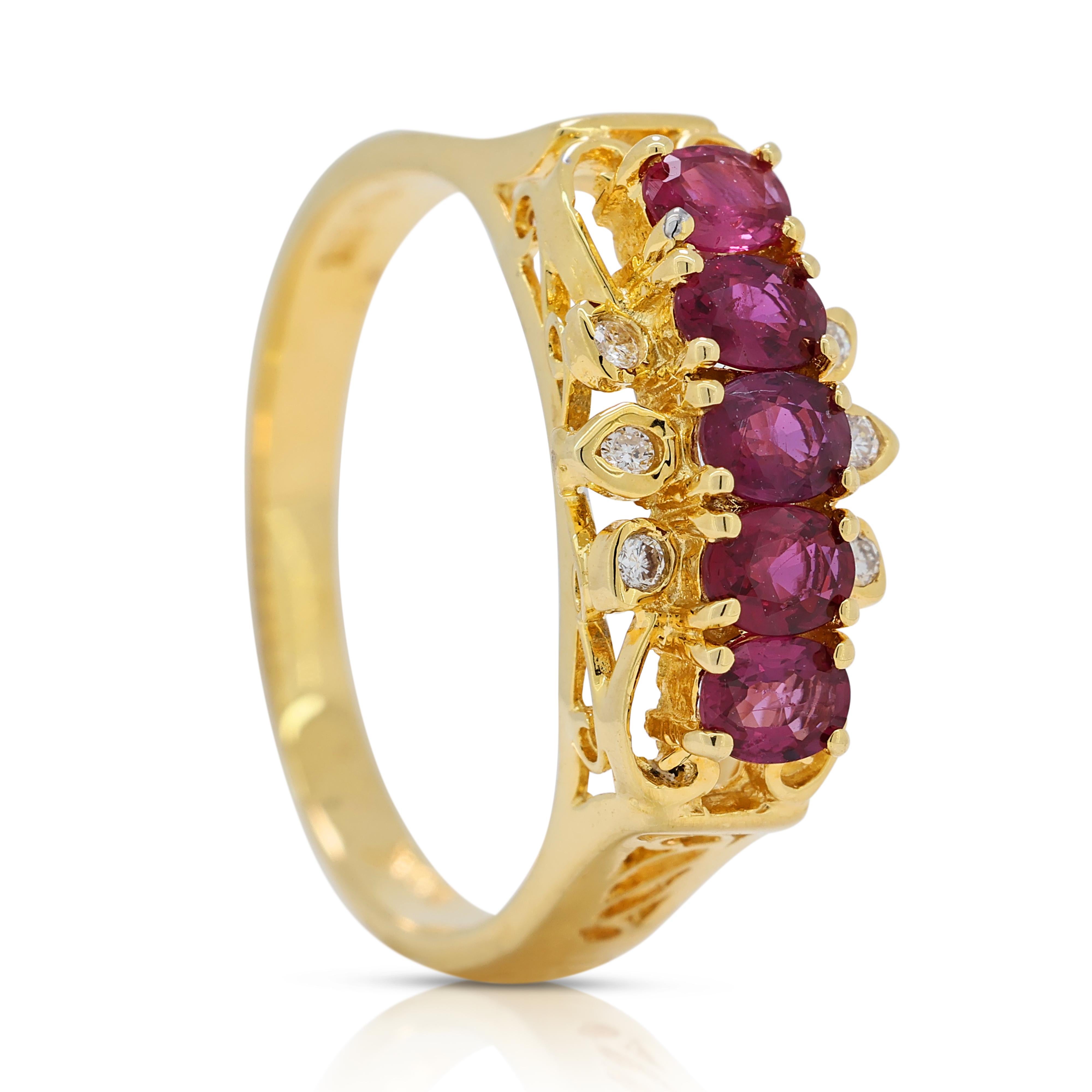 Magnifique bague en or jaune 18 carats avec rubis et diamants de 0,71 carat Neuf - En vente à רמת גן, IL