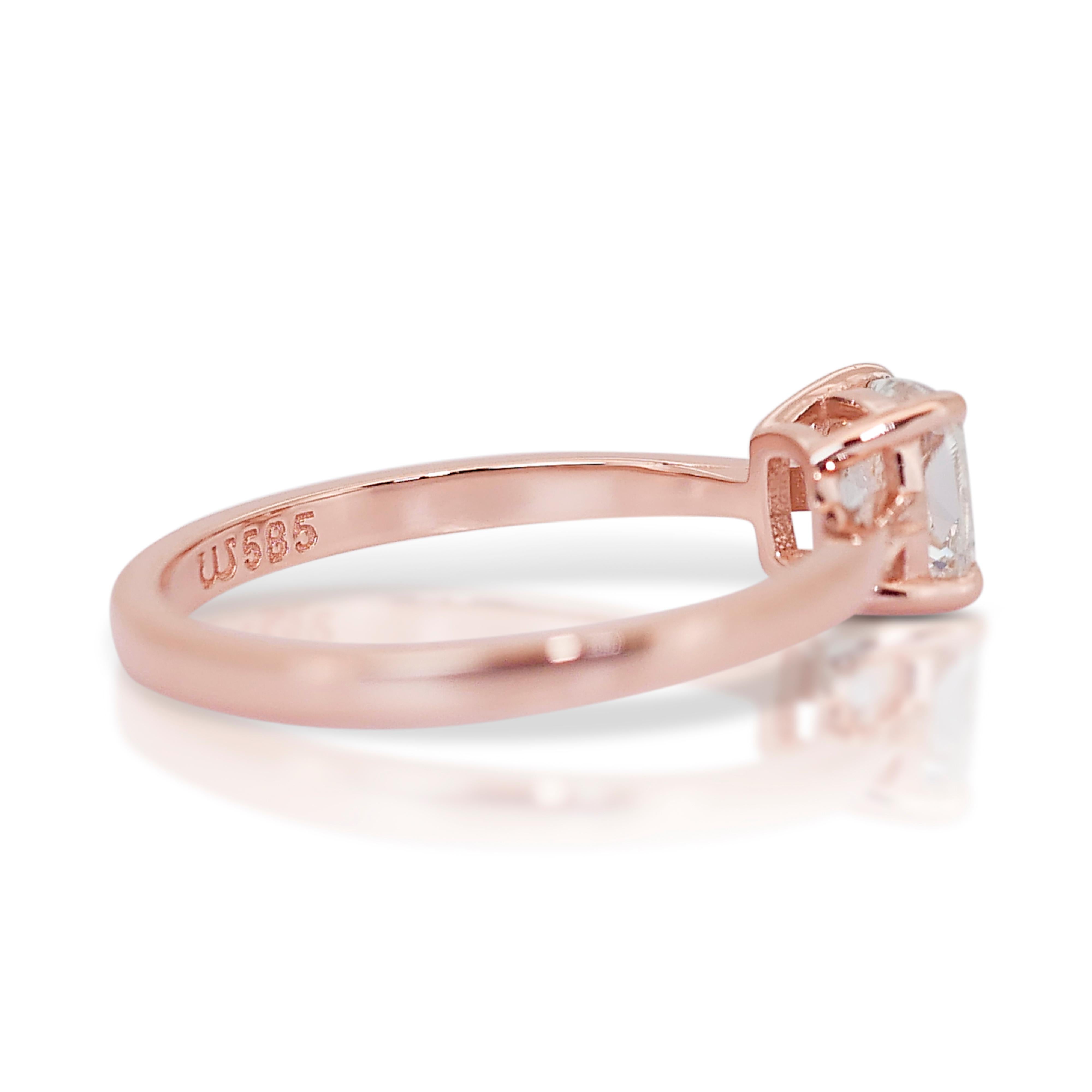 Schöner 0,90ct Diamant Solitär Ring in 18k Rose Gold - GIA zertifiziert

Lassen Sie sich von dem Charme und der Eleganz dieses exquisiten Diamantrings mit einem atemberaubenden Diamanten im Kissenschliff von 0,90 Karat verzaubern. Der Kissenschliff