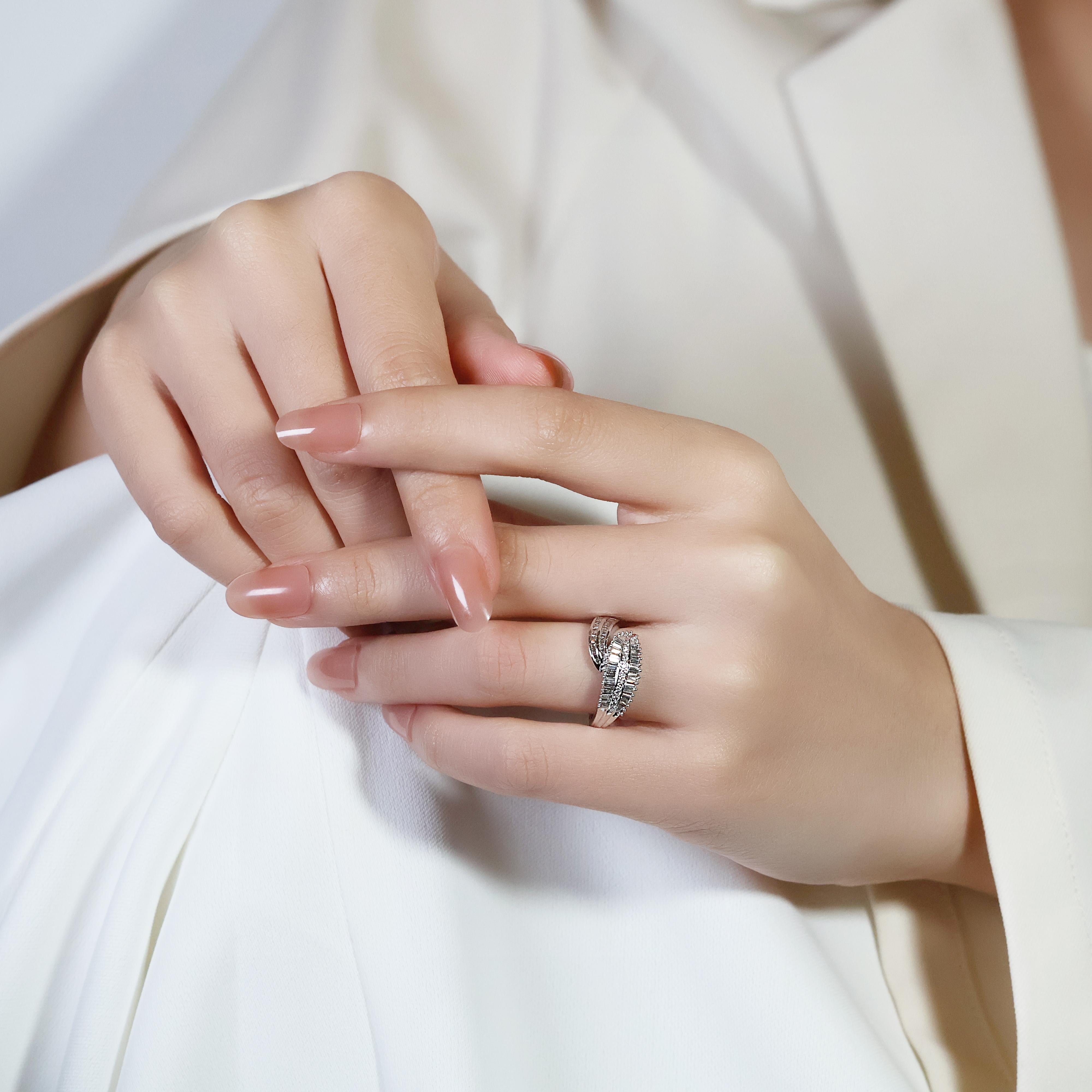 Schöner 0,92 Karat natürlicher Diamant-Cluster-Ring aus 18 Karat Weißgold im Angebot 3
