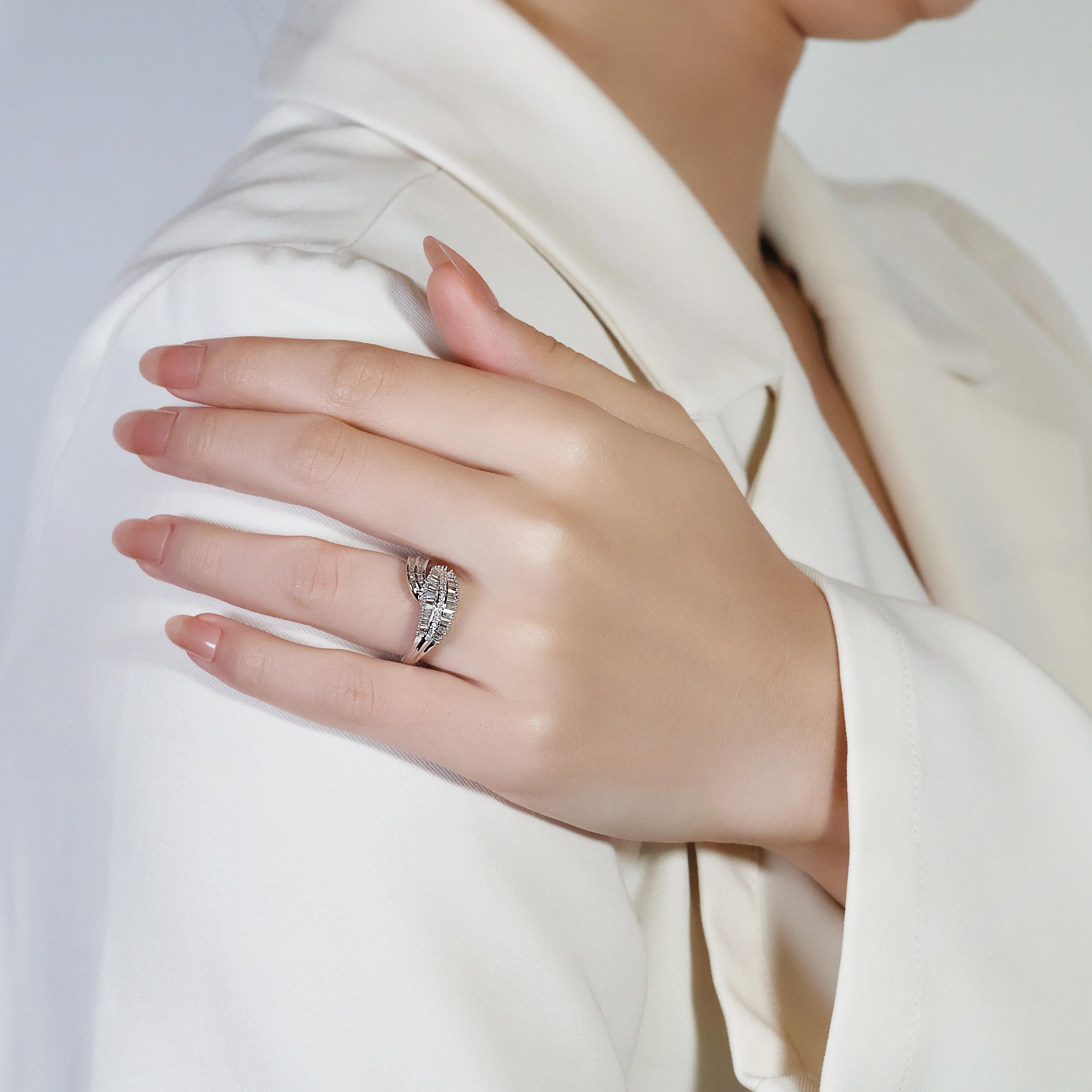 Schöner 0,92 Karat natürlicher Diamant-Cluster-Ring aus 18 Karat Weißgold im Angebot 4