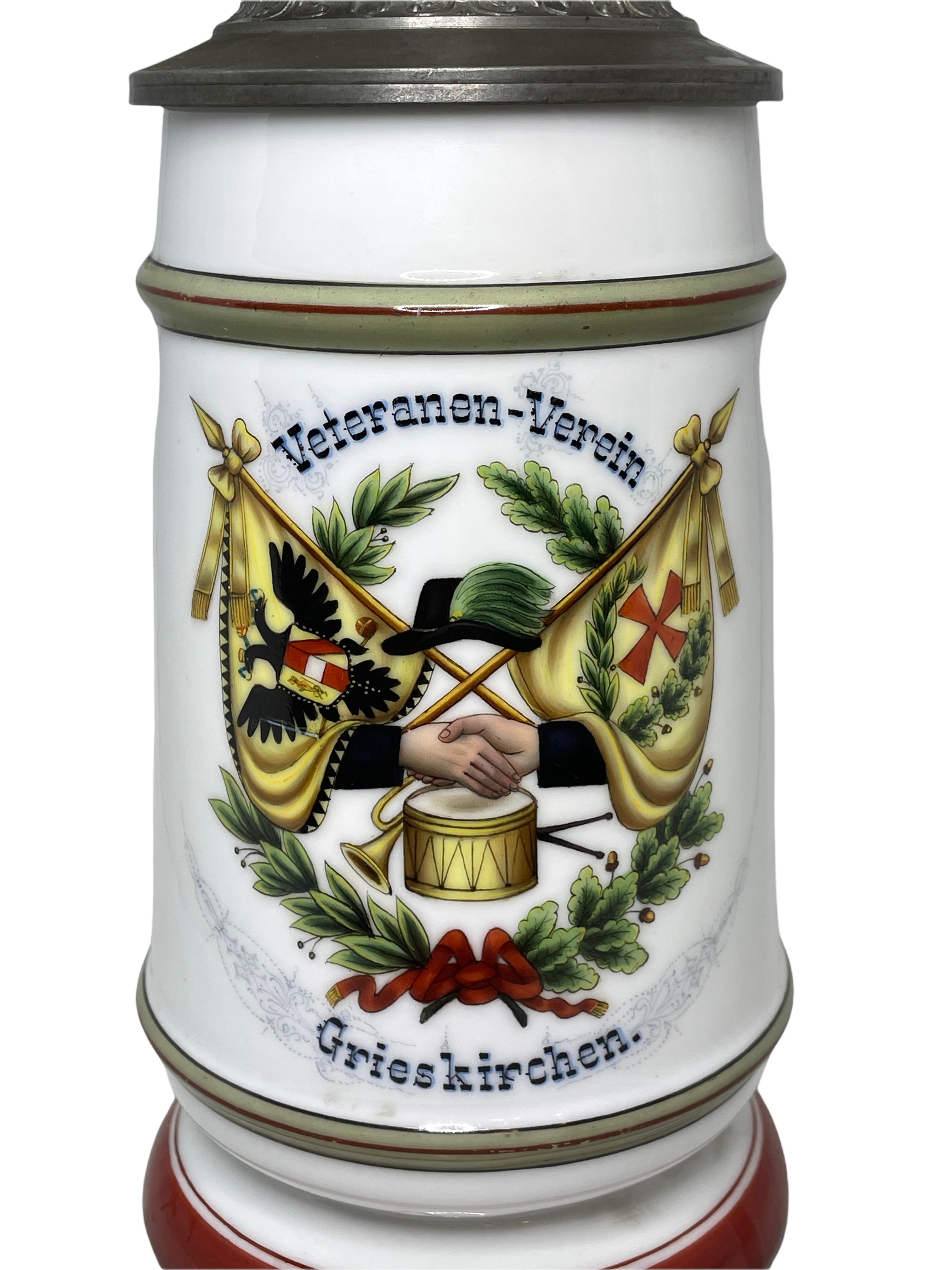 Artisanat Magnifique bière à couvercle de 1 litre en porcelaine allemande ancienne avec anciens vétérans, Stein, années 1900 en vente
