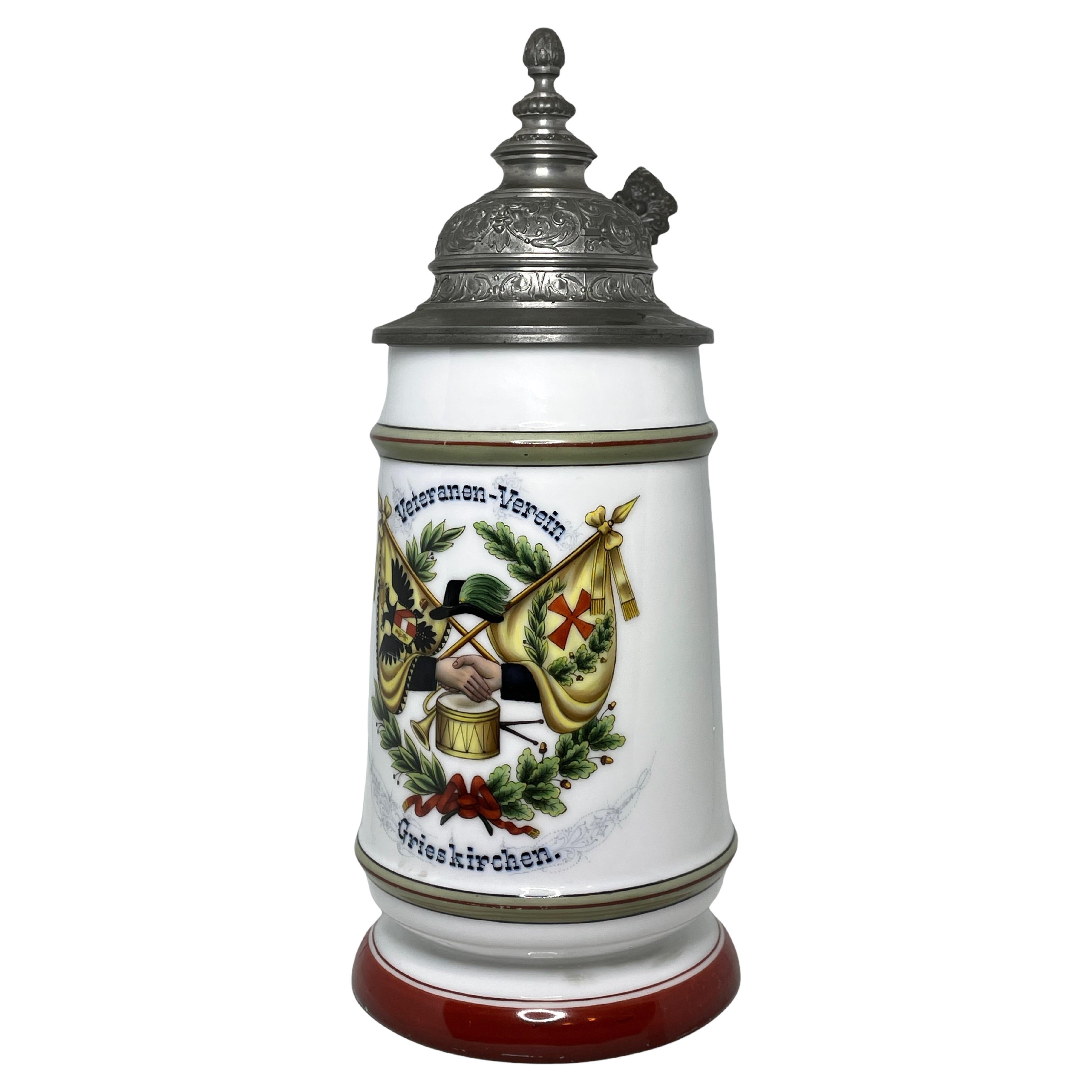 Magnifique bière à couvercle de 1 litre en porcelaine allemande ancienne avec anciens vétérans, Stein, années 1900 en vente