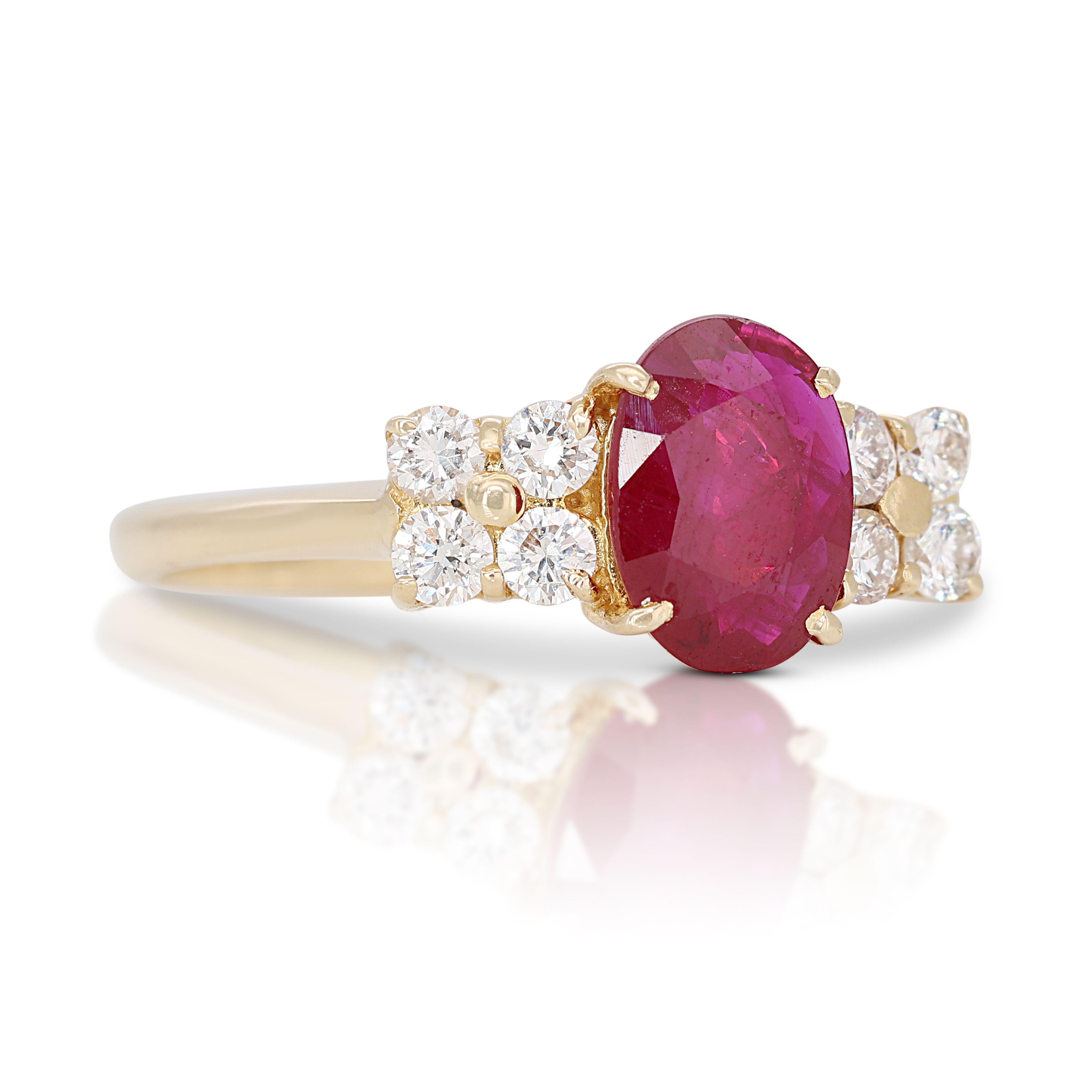 Round Cut Beautiful 1.00ct Ruby with Diamonds Pave Ring in 18K Yellow Gold For Sale