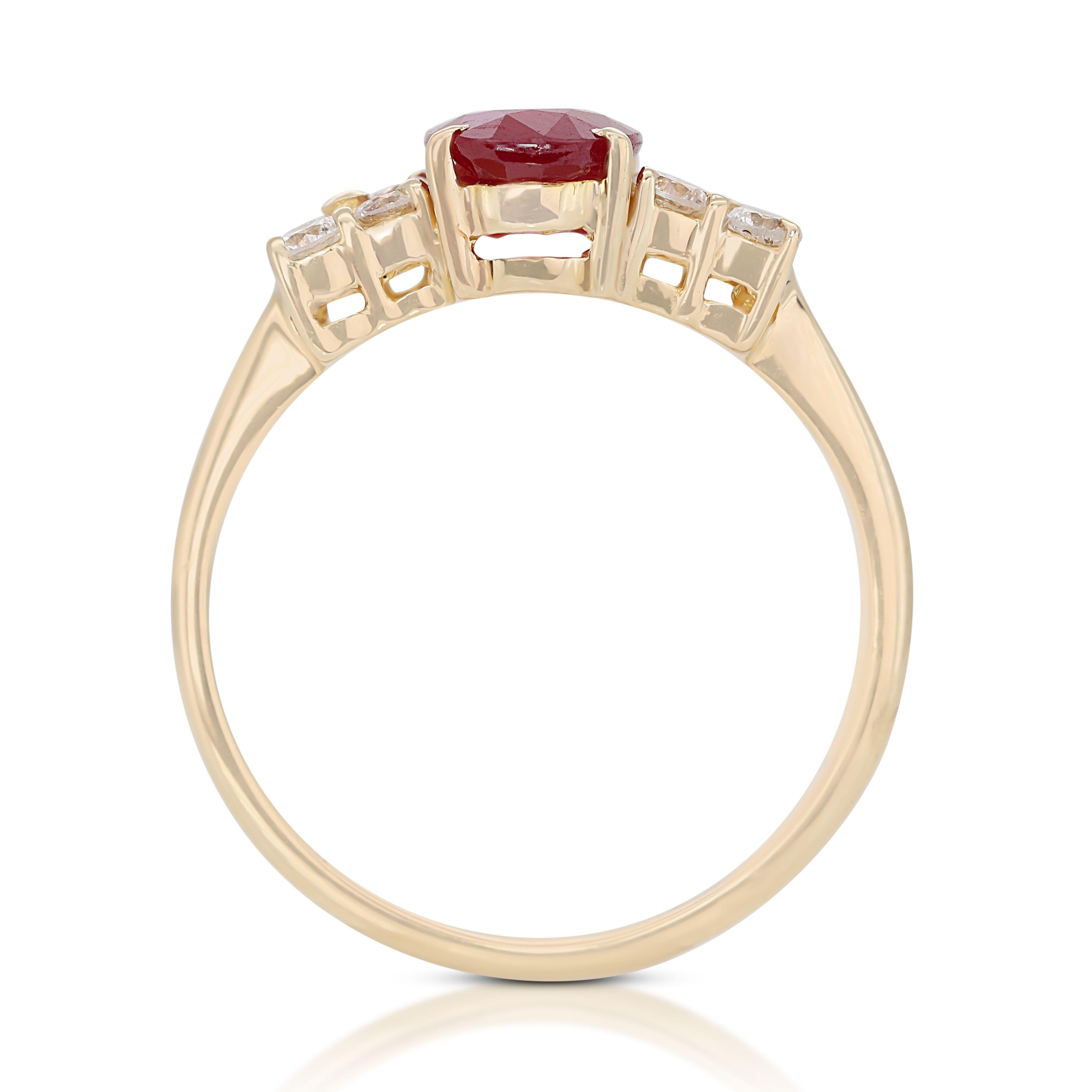 Women's Beautiful 1.00ct Ruby with Diamonds Pave Ring in 18K Yellow Gold For Sale