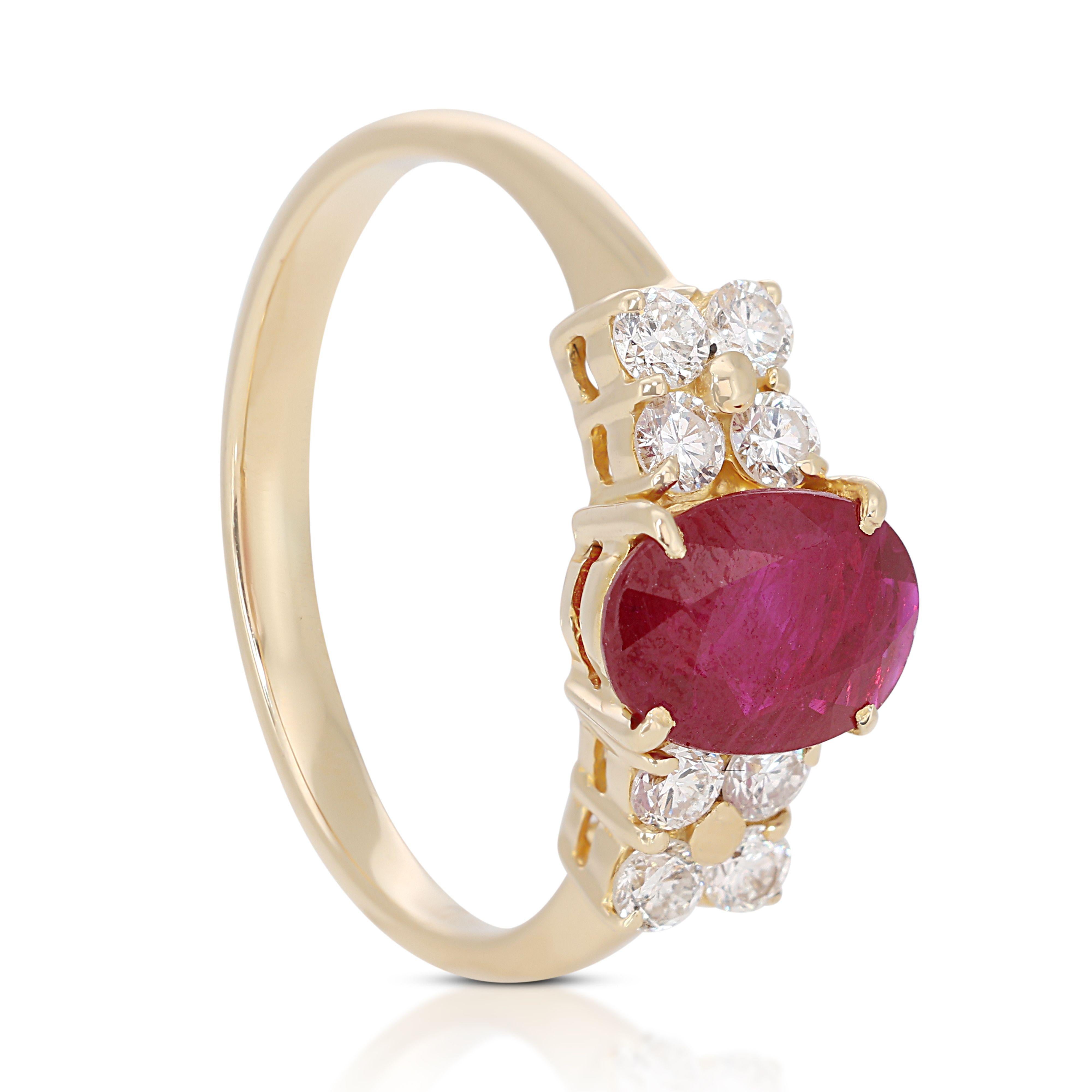 Beautiful 1.00ct Ruby with Diamonds Pave Ring in 18K Yellow Gold For Sale 2