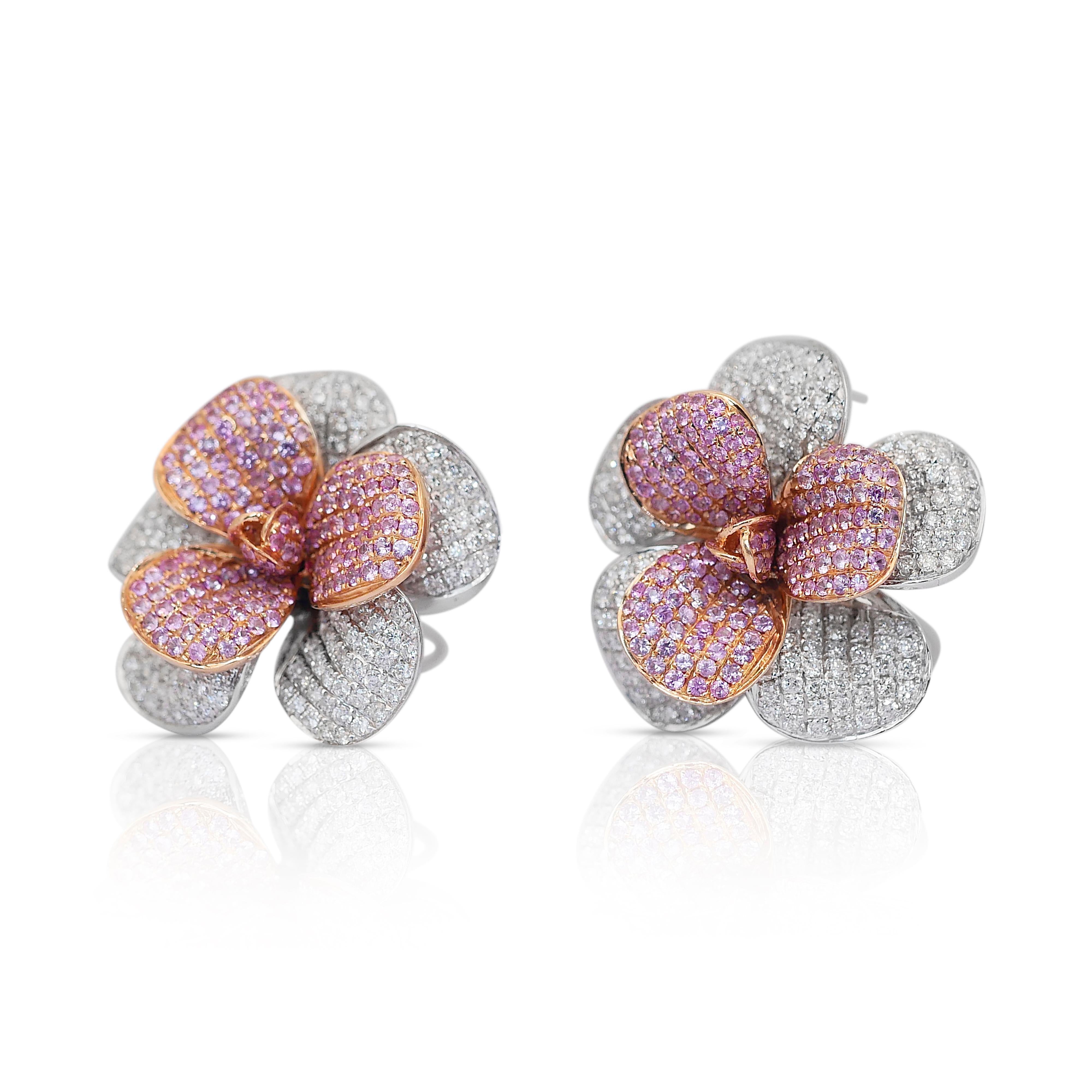 Magnifiques boucles d'oreilles en forme de fleur en or blanc 18k avec saphirs et diamants de 10,23ct - Certifiées IGI

Rehaussez votre élégance avec ces superbes boucles d'oreilles en or blanc 18 carats, ornées de 300 saphirs roses ronds d'une