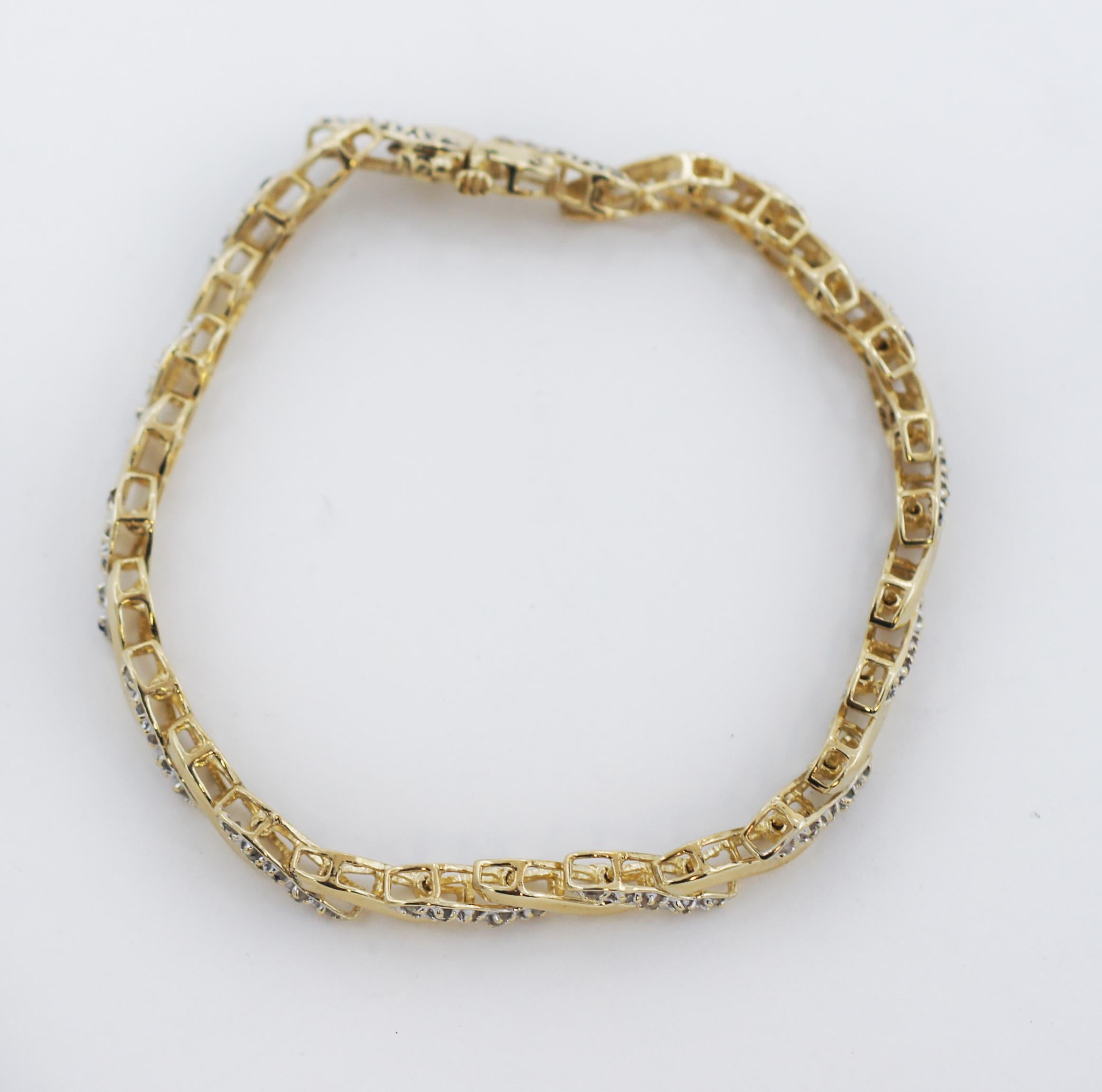 Round Cut Beautiful 10K Yellow Gold Diamond Bracelet For Sale