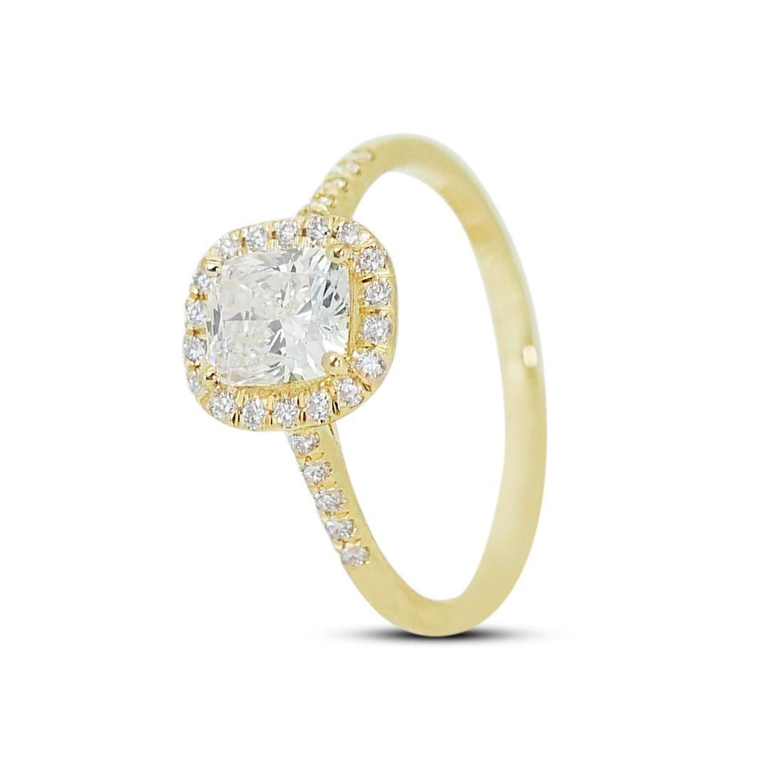 Magnifique bague halo de diamants 1,22 carat en or jaune 18 carats, certifiée GIA

Cette bague exquise met en valeur un superbe diamant de 1,00 carat de taille coussin, qui brille par sa couleur et sa clarté exceptionnelles. Entourée de 28 diamants