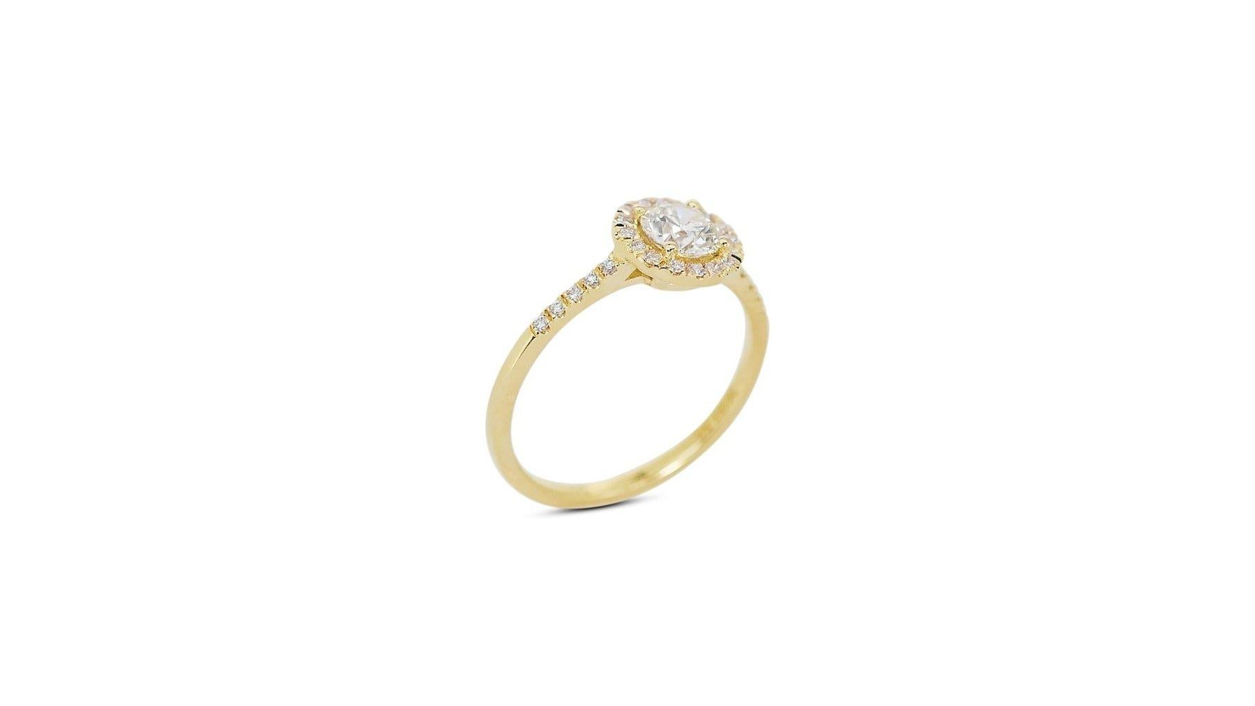 Beautiful 1.27ct Triple Excellent Ideal Cut Diamond Halo Ring in 18k Yellow Gold In New Condition For Sale In רמת גן, IL
