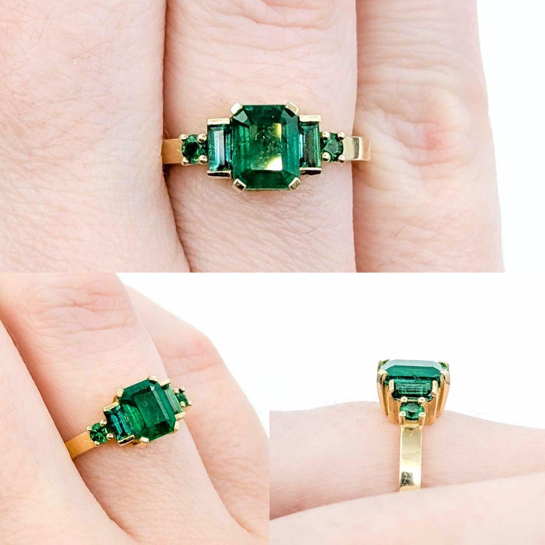 Schöner 1,35ctw Smaragd Ring in 14K Gold von SKYDOG
Wir präsentieren diesen atemberaubenden Smaragdring, der von SkyDog Design sorgfältig gefertigt wurde. Der Ring besteht aus 1,35 ct sattgrünen Smaragden, die in 14-karätigem Gelbgold gefasst sind