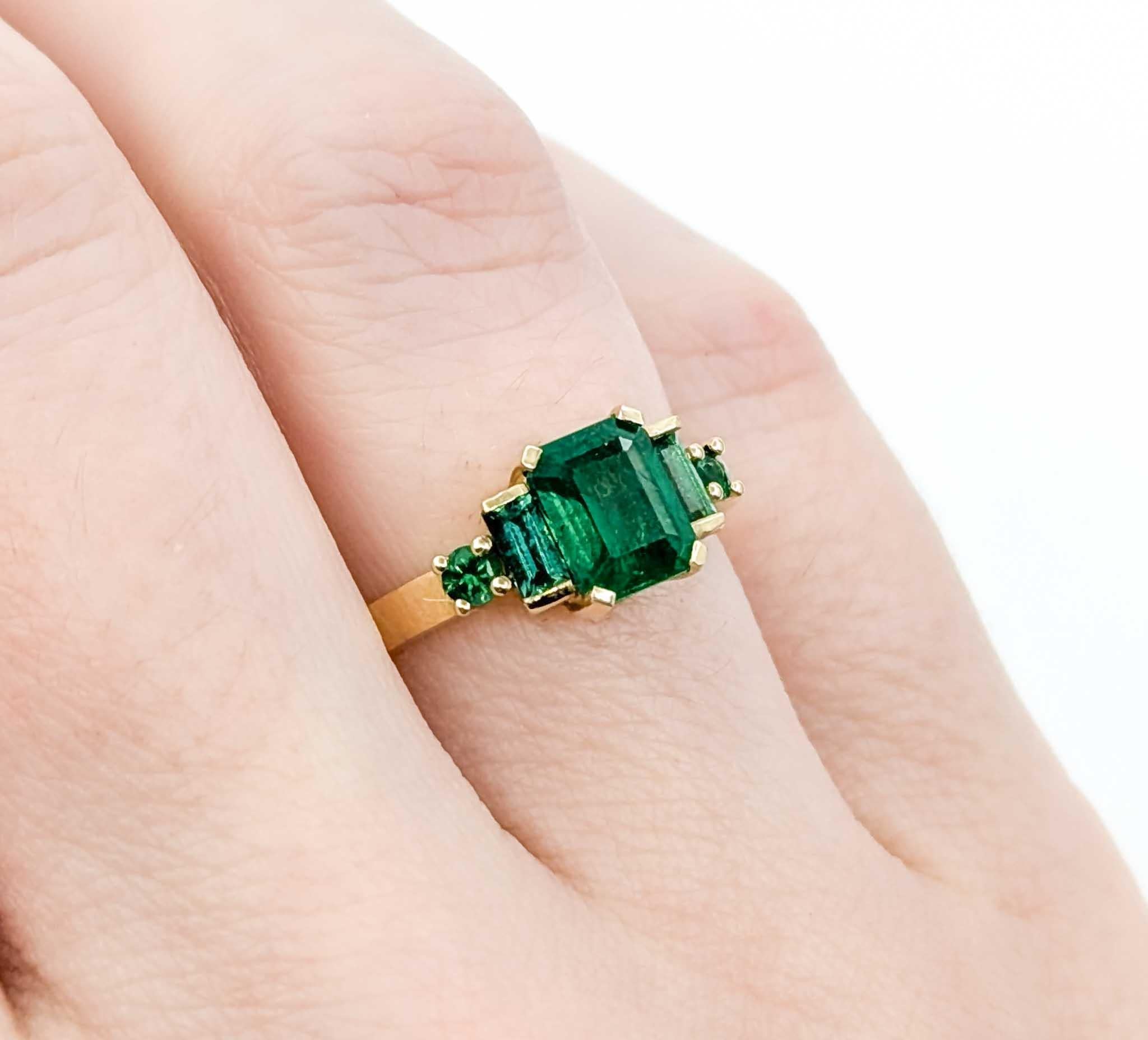Schöner 1,35ctw Smaragd Ring in 14K Gold von SKYDOG (Smaragdschliff) im Angebot