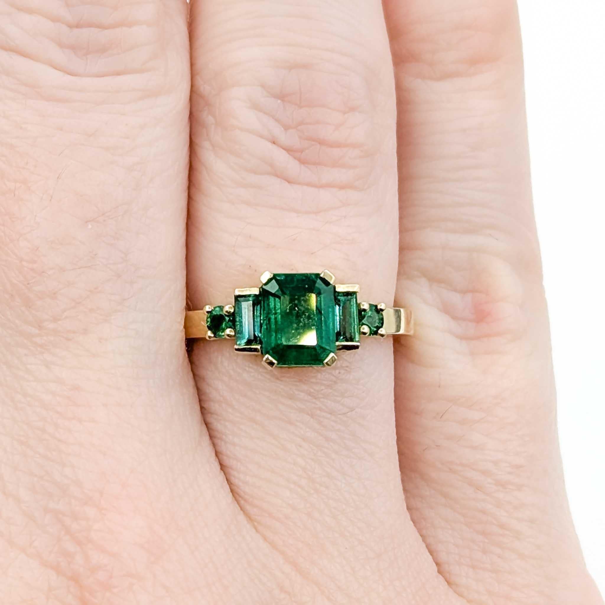 Schöner 1,35ctw Smaragd Ring in 14K Gold von SKYDOG im Zustand „Hervorragend“ im Angebot in Bloomington, MN