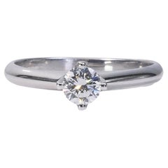 Beautiful 14 kt. White Gold Solitaire Ring w/ 0.40 ct Diamond - AIG Certificate