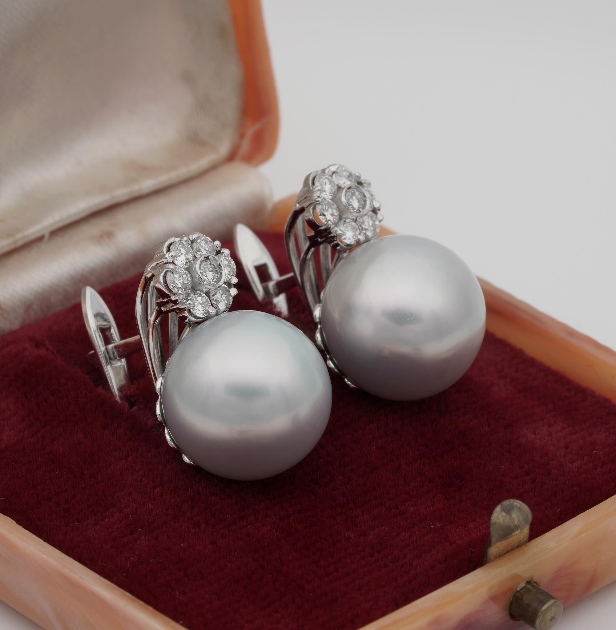Beautiful South Sea Pearl .70 Diamond Floret Top Vintage Earrings In Good Condition In Napoli, IT