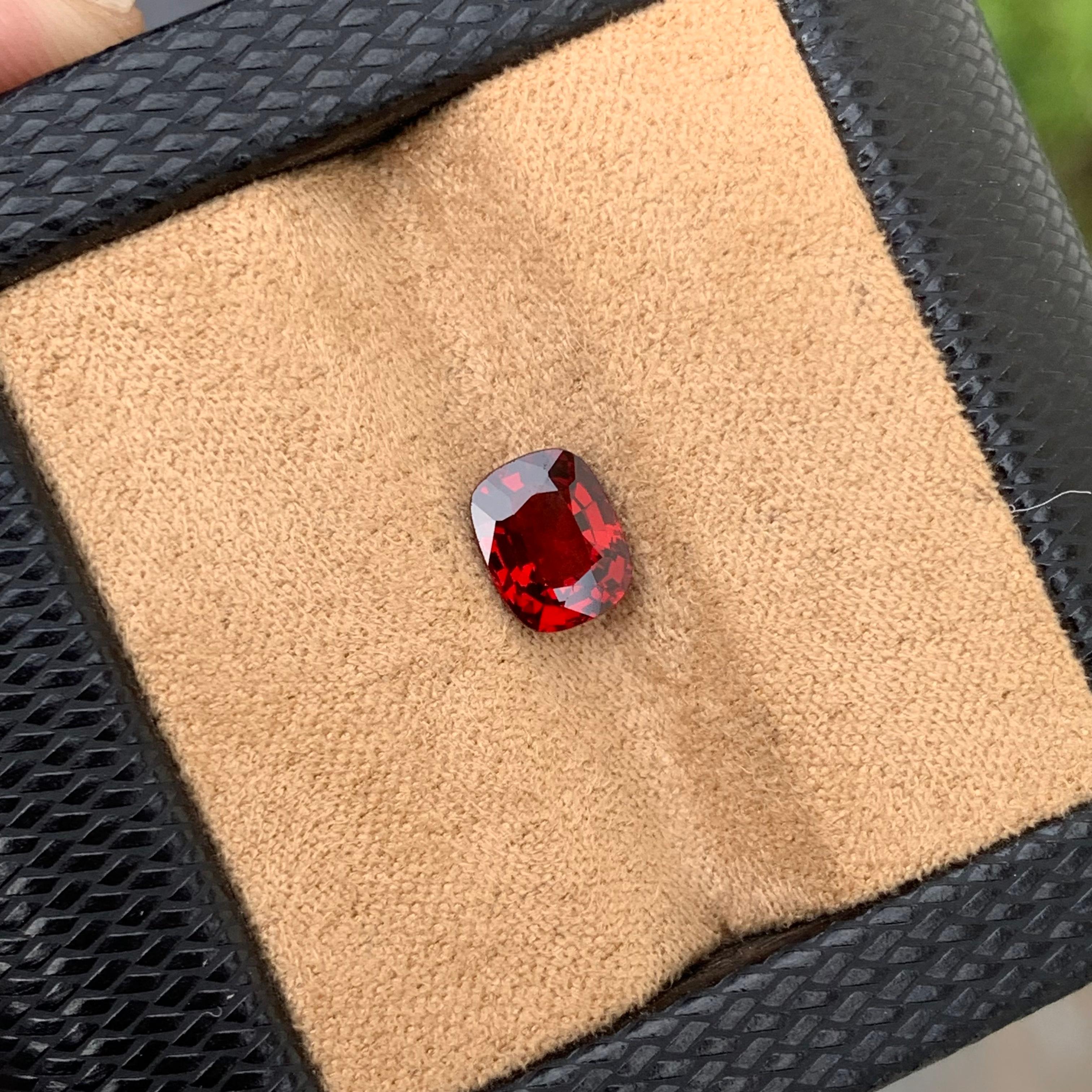 Preciosa espinela roja suelta natural de 1,45 quilates de Birmania Myanmar en forma de cojín en venta 12