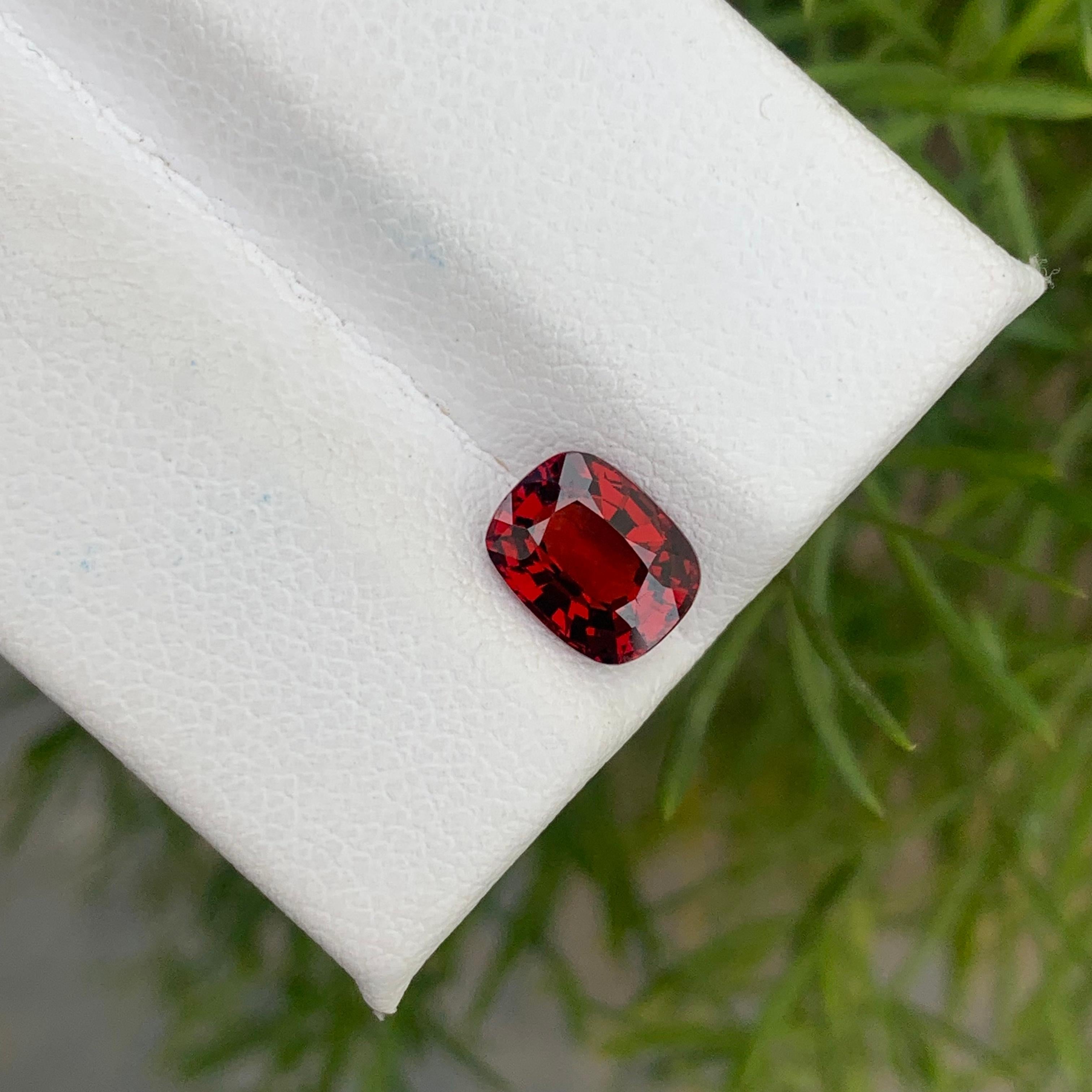 Preciosa espinela roja suelta natural de 1,45 quilates de Birmania Myanmar en forma de cojín en venta 1