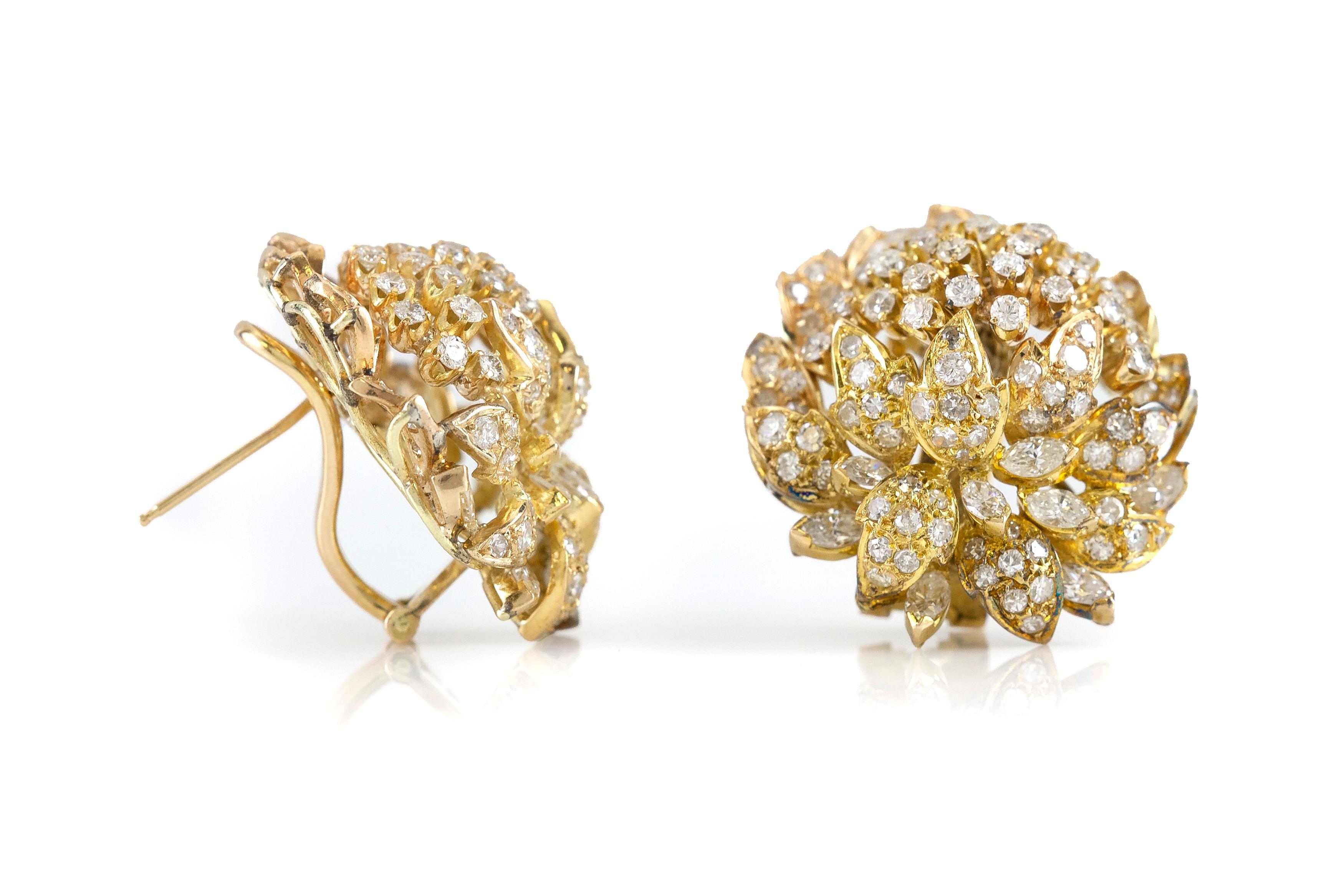 Schöne 14 Karat Blume mit Diamanten Clip-On Ohrringe im Zustand „Hervorragend“ im Angebot in New York, NY