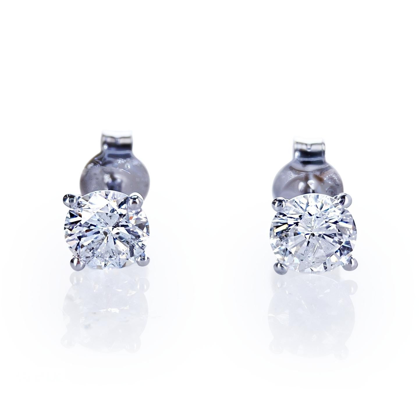 Bellissimi orecchini Martini in oro bianco 14K con 1,60 carati di diamanti naturali

Oro bianco 14K, 0,83g (l'oro è stato testato da un professionista)

Peso totale dell'articolo: 1,15 grammi

Questi orecchini di diamanti di lusso e di alta qualità