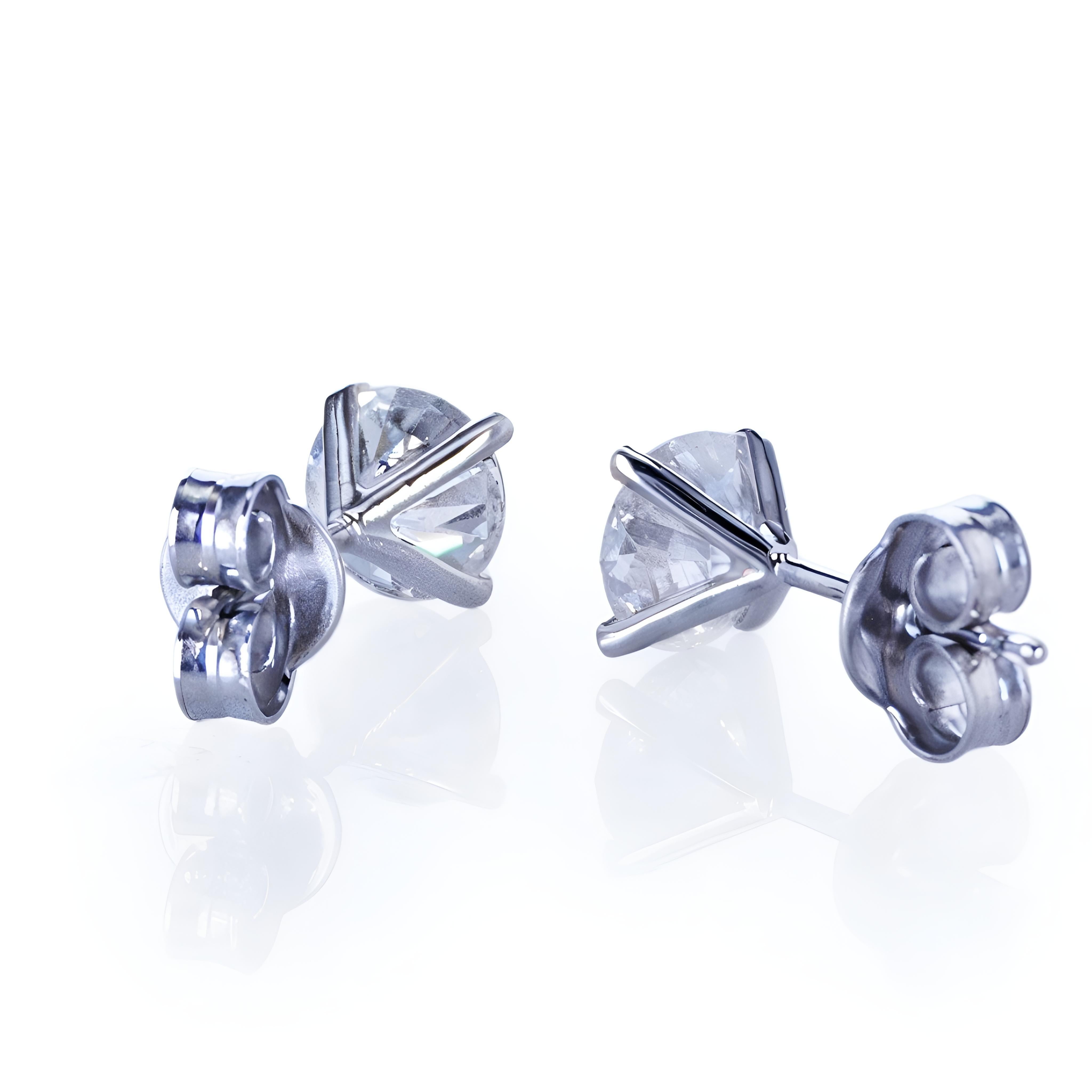 Bellissimi orecchini in oro bianco 14K con 1,60ct di diamanti naturali In condizioni Nuovo in vendita a רמת גן, IL