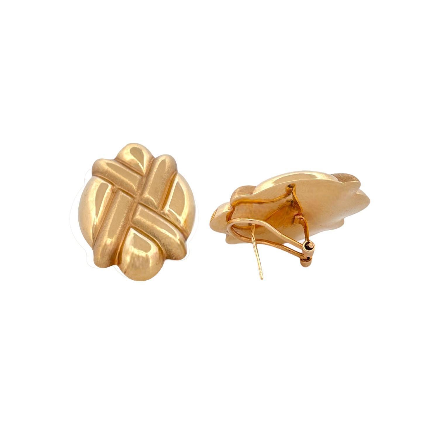 This charming Pineapple Bun Earrings is crafted from 14K yellow gold and weighing 7.68 grams. These earrings exude elegance and allure with their sleek design and radiant gold finish. Perfect for adding a touch of sophistication to any outfit, they
