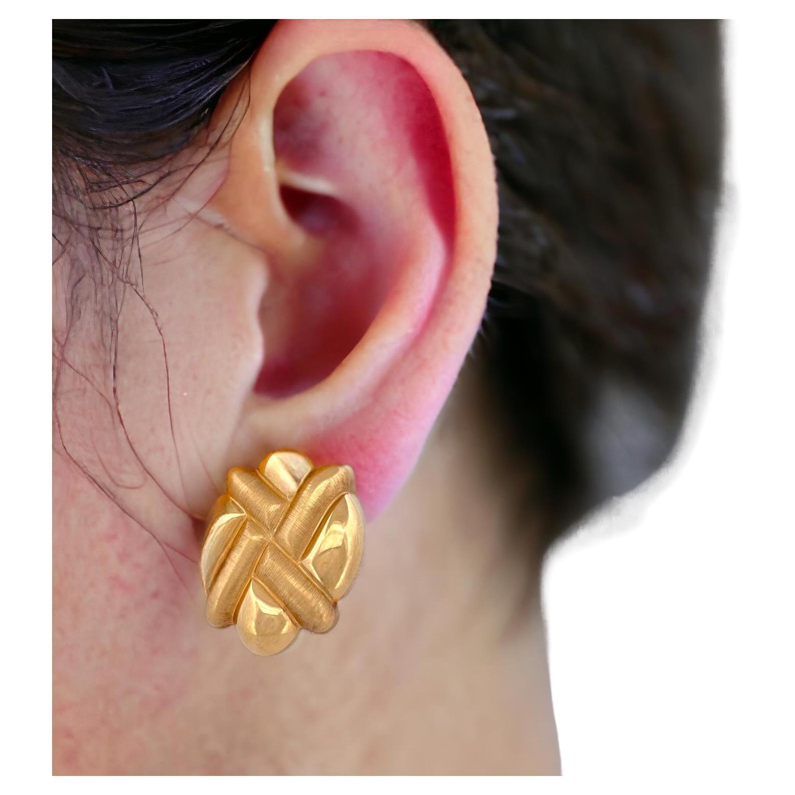 Beautiful 14k Yellow Gold Criss Cross Pattern Pineapple Clip-on Earrings For Sale