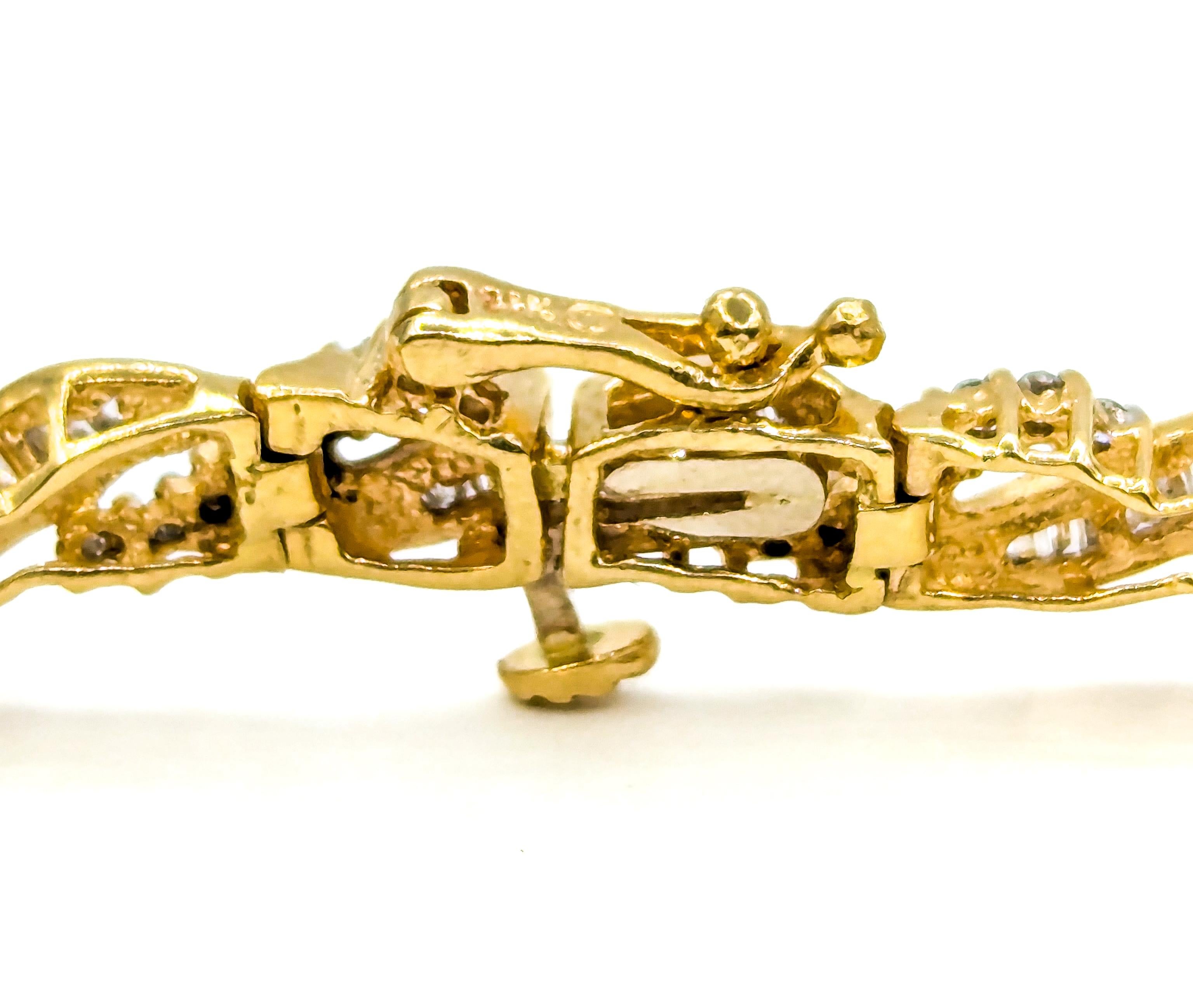 Magnifique bracelet en or jaune 14 carats avec diamants

Ce magnifique bracelet est fabriqué en or jaune 14k et présente une combinaison de diamants ronds et baguettes d'un poids total de 1,0 carat (ctw). Les diamants, d'une clarté Eleg et d'une
