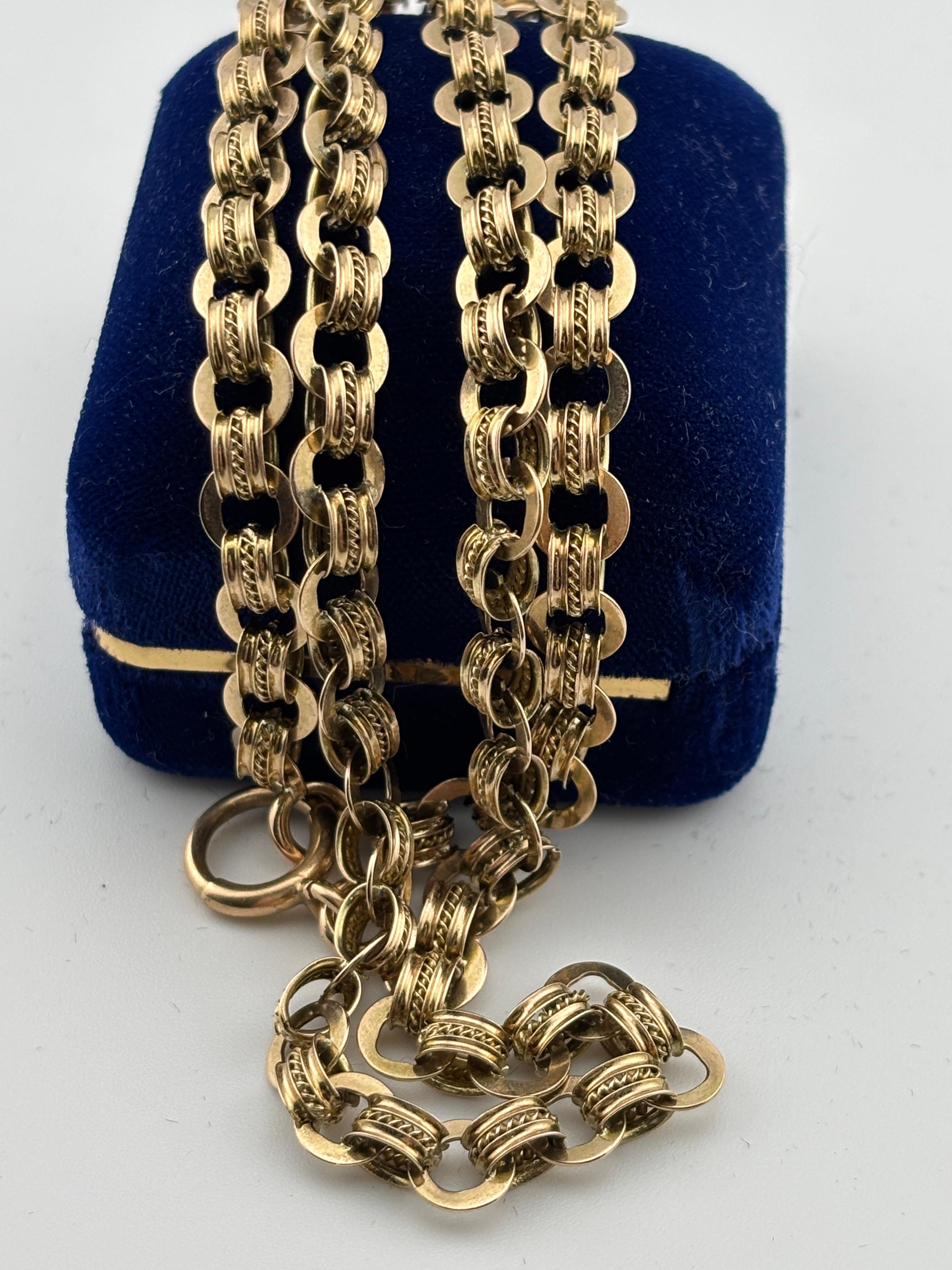 MATERIAL : Or jaune 14k
Poids : 18.3 grammes
Longueur : 20,75 pouces
Largeur du maillon : 6.8 mm

Faites une déclaration avec une sophistication intemporelle. Cette chaîne exquise est fabriquée en or jaune 14 carats et présente des maillons ornés et