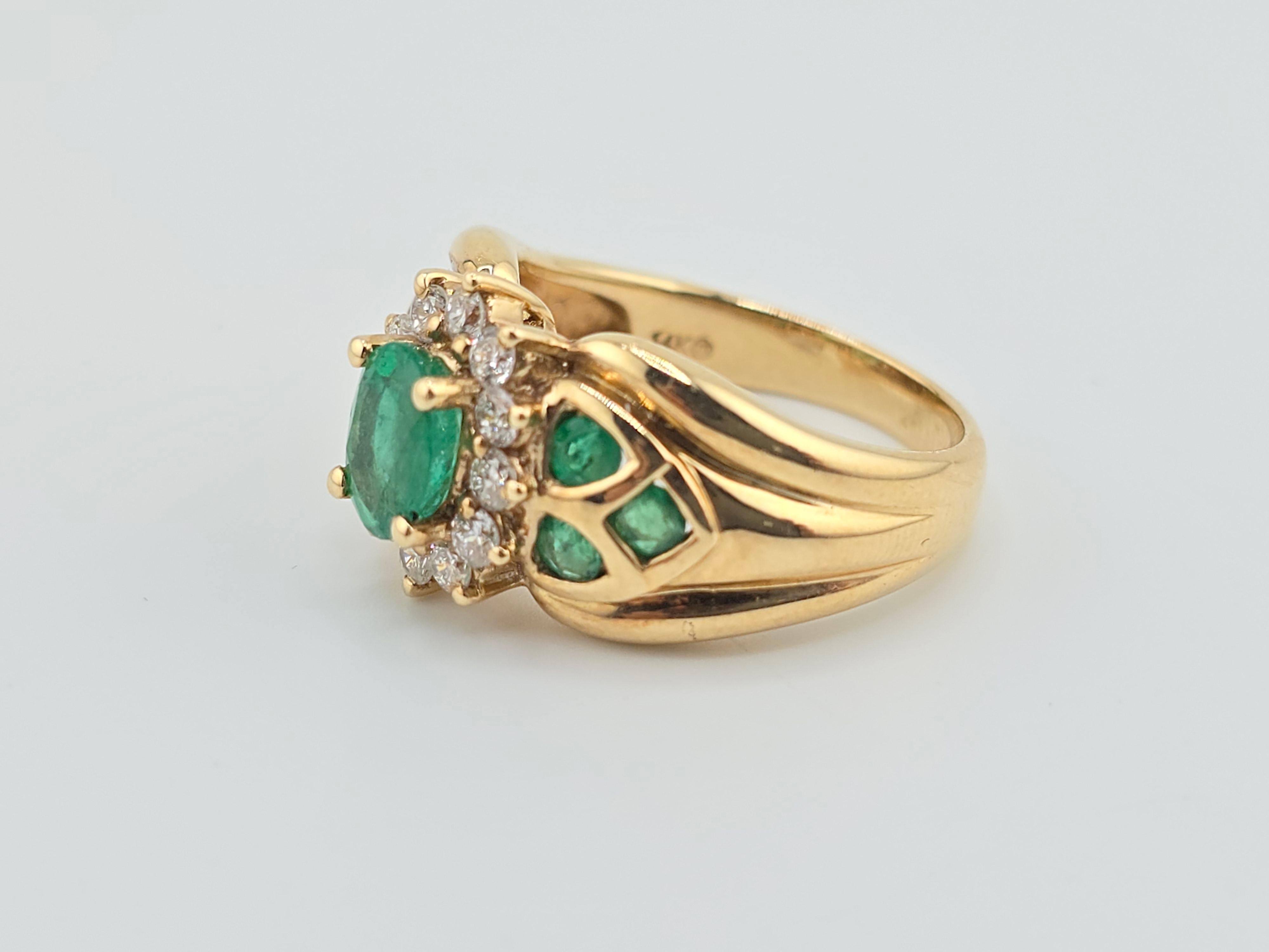 Women's Beautiful 14K Yellow Gold Rich Green Emerald & Diamond Ring For Sale