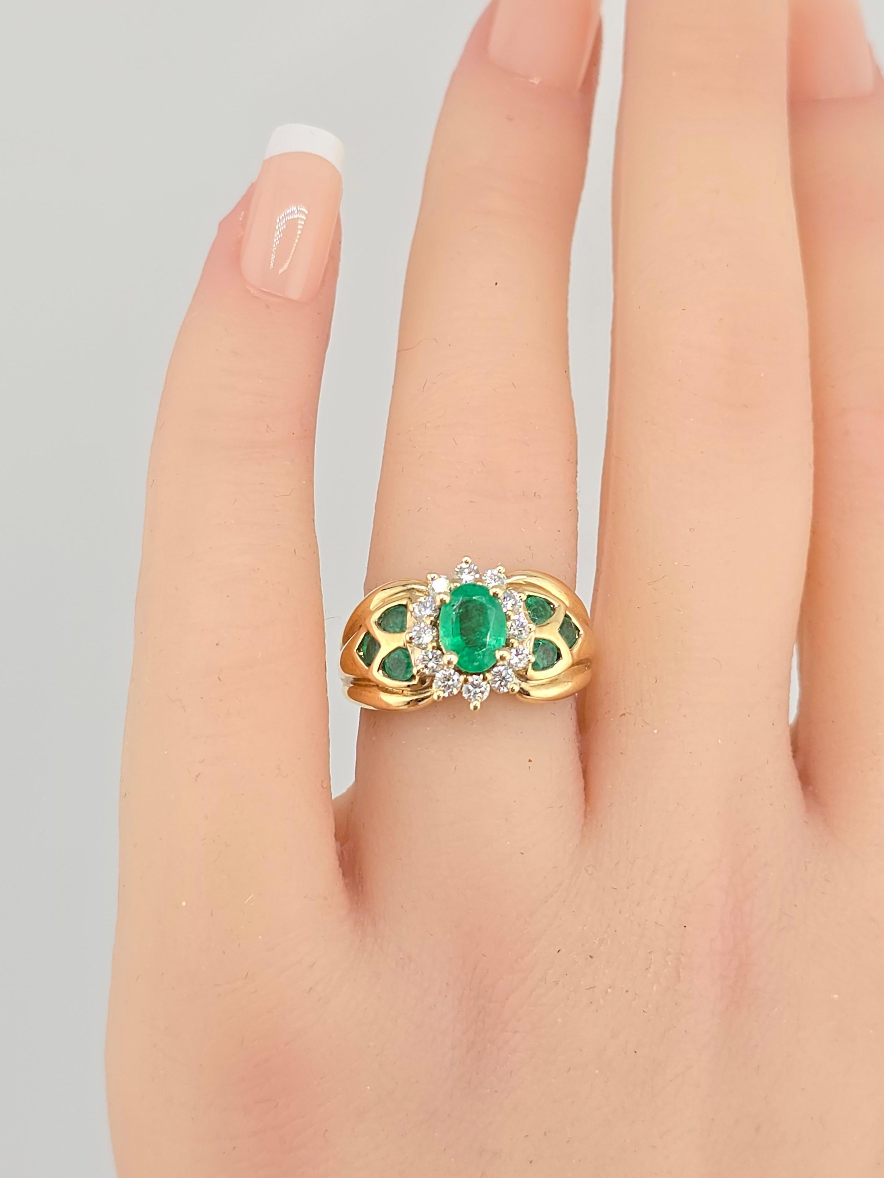 Beautiful 14K Yellow Gold Rich Green Emerald & Diamond Ring For Sale 4