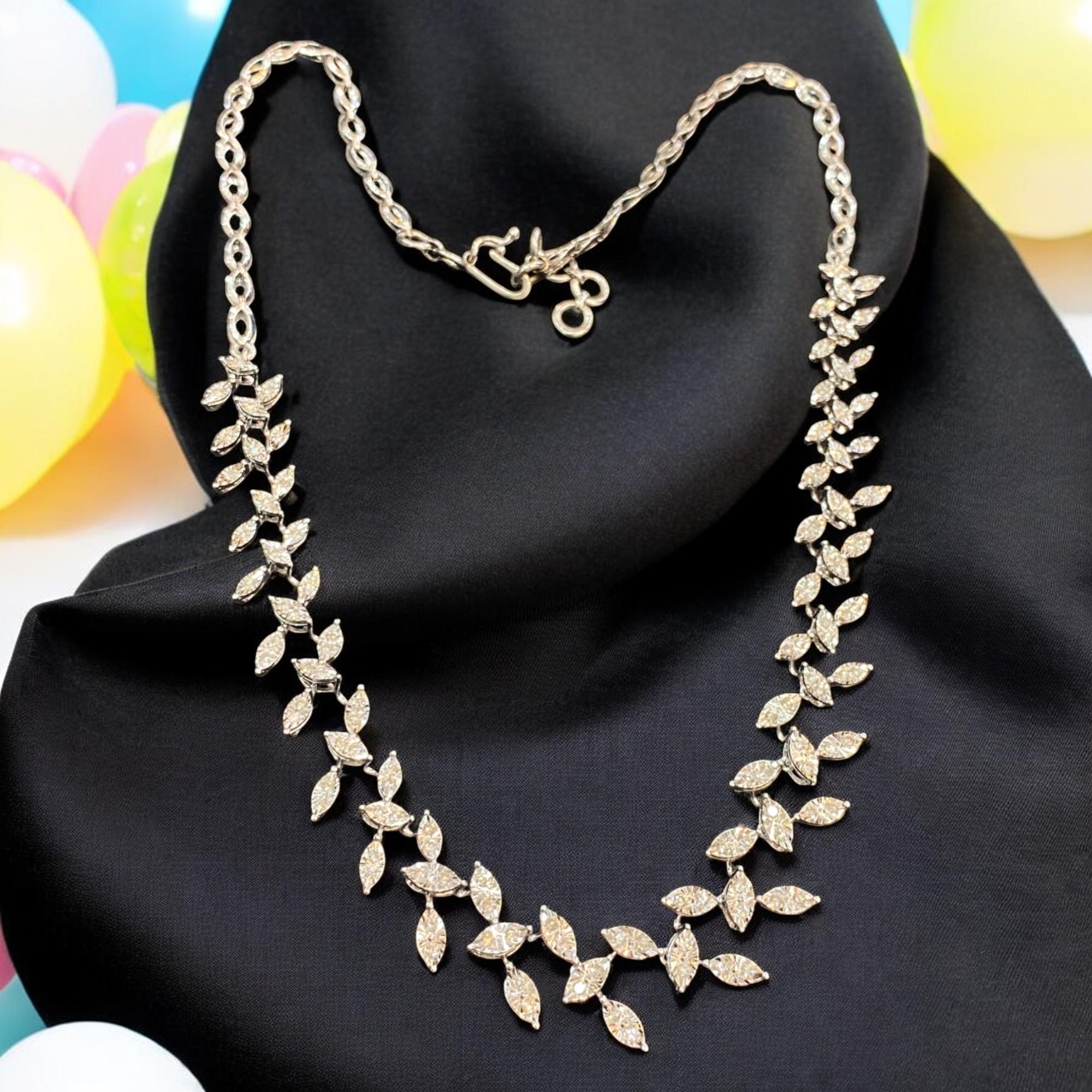 Aggiungi un tocco di eleganza a qualsiasi abbigliamento con questa splendida collana Elegante con diamanti rotondi taglio Brilliante da 1,50 carati. Realizzata in oro bianco 14 carati, questa collana ha uno stile a girocollo con un'incastonatura a