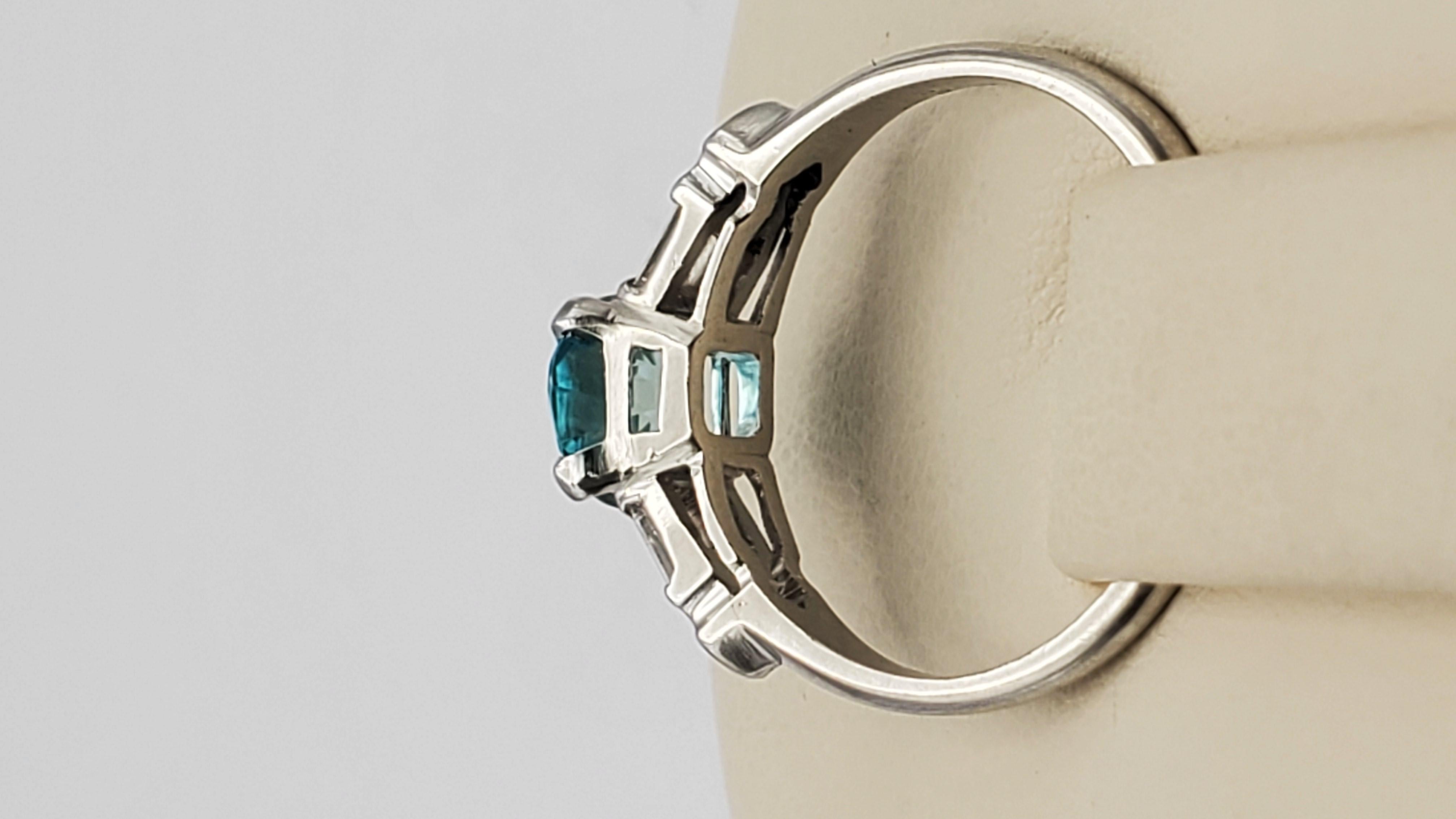Schöner 1,61 Karat blauer Zirkon und Diamant Vintage-Ring (Rundschliff) im Angebot
