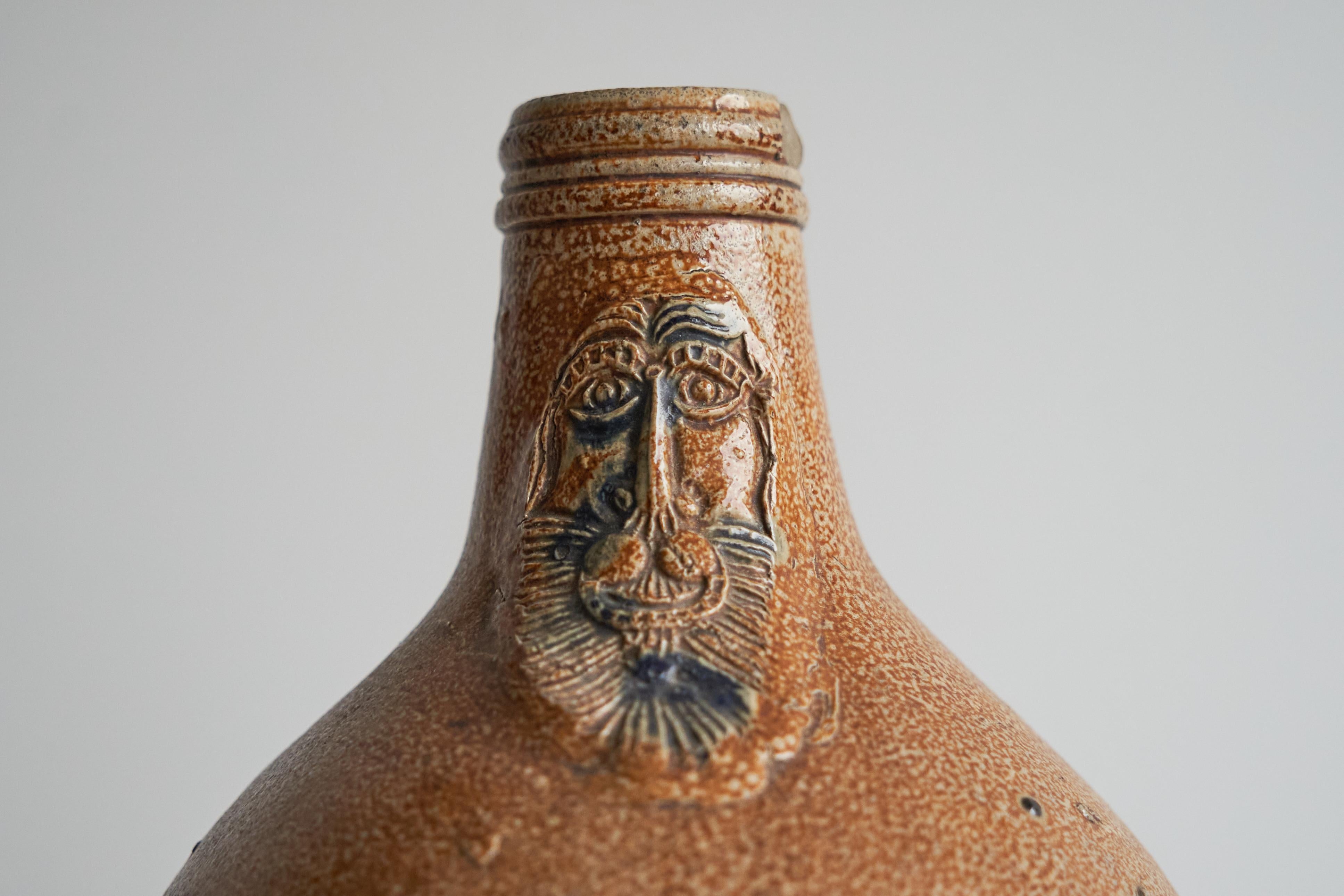 Primitivo Bellissima brocca Bartmann / Bellarmine del XVII secolo in gres salato tedesco in vendita