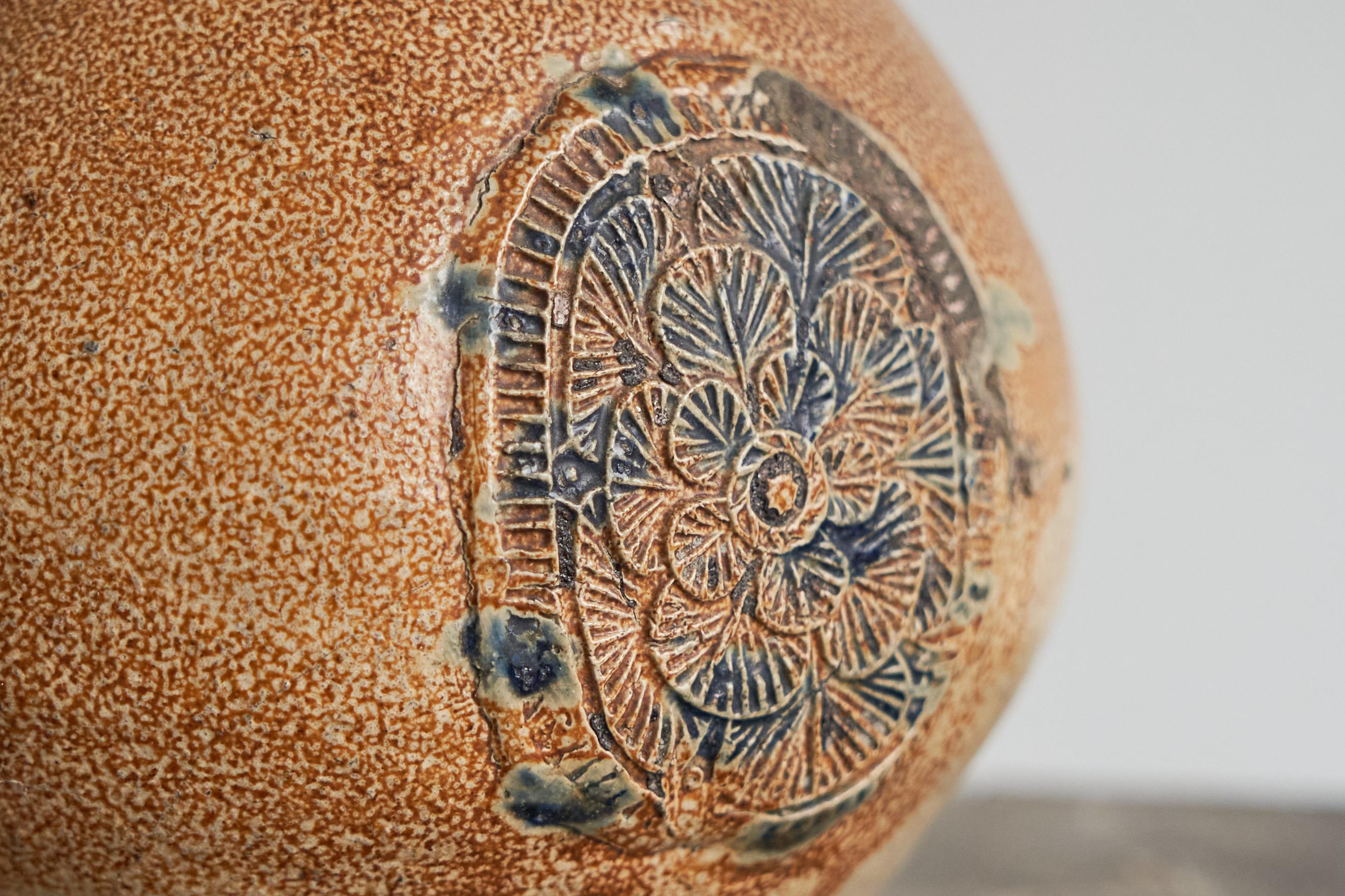 Smaltato Bellissima brocca Bartmann / Bellarmine del XVII secolo in gres salato tedesco in vendita
