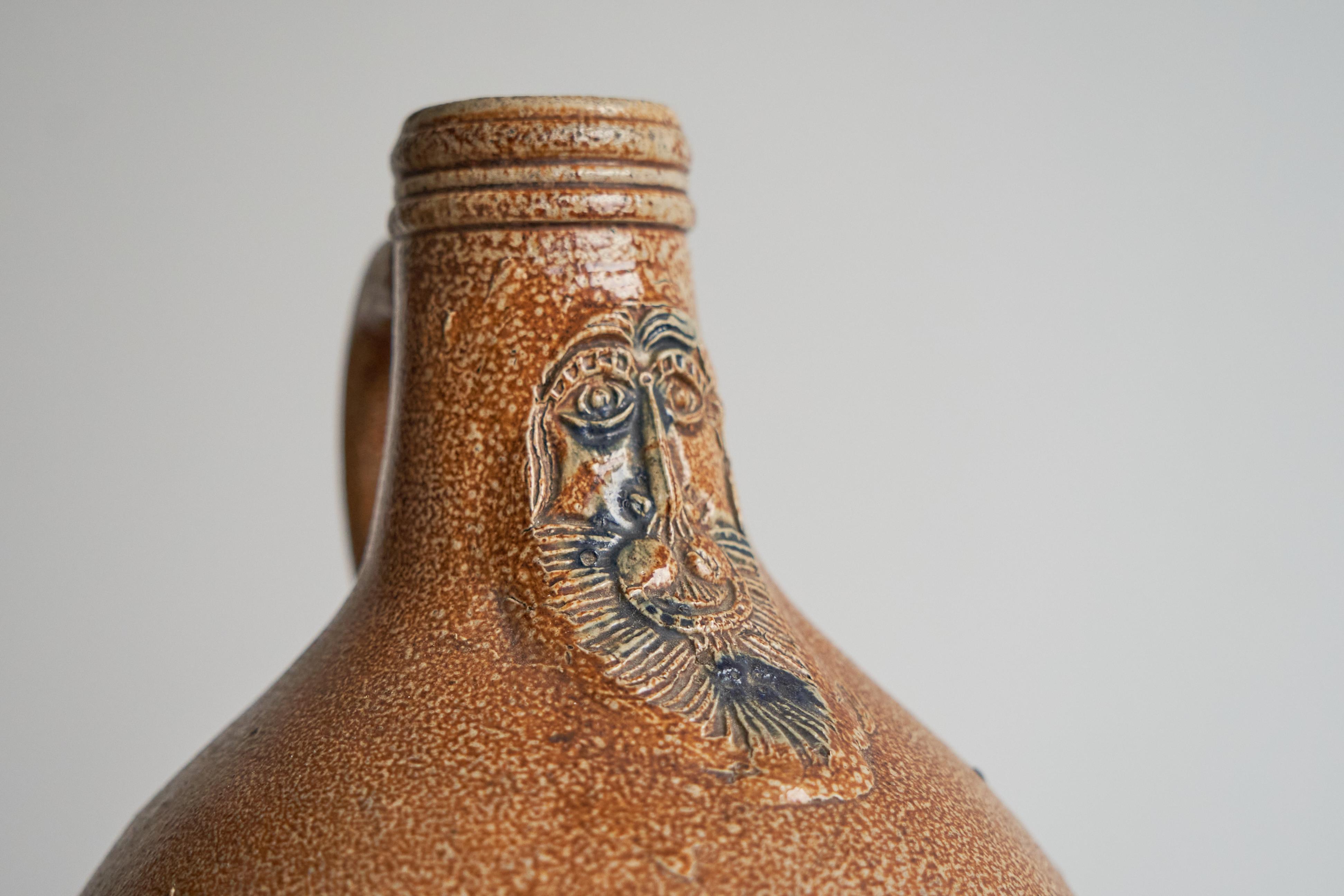 Bellissima brocca Bartmann / Bellarmine del XVII secolo in gres salato tedesco In condizioni buone in vendita a Meer, VAN