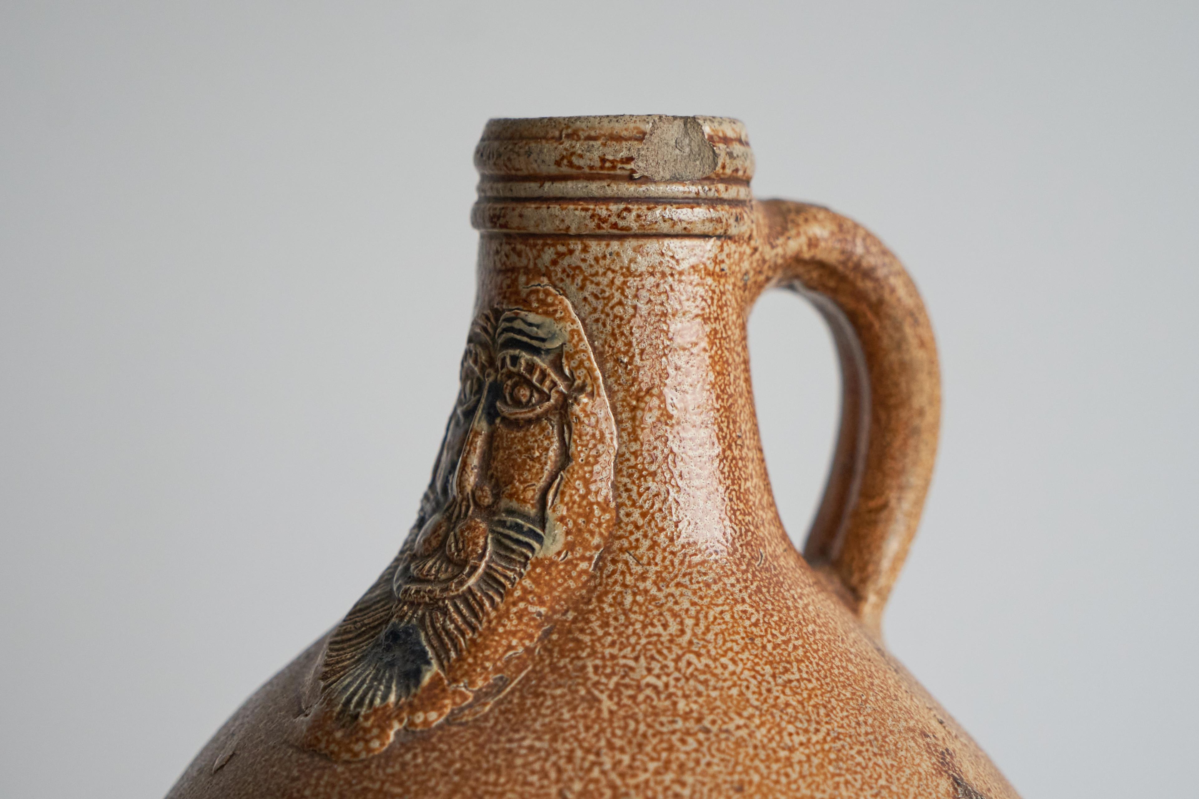 Bellissima brocca Bartmann / Bellarmine del XVII secolo in gres salato tedesco in vendita 1