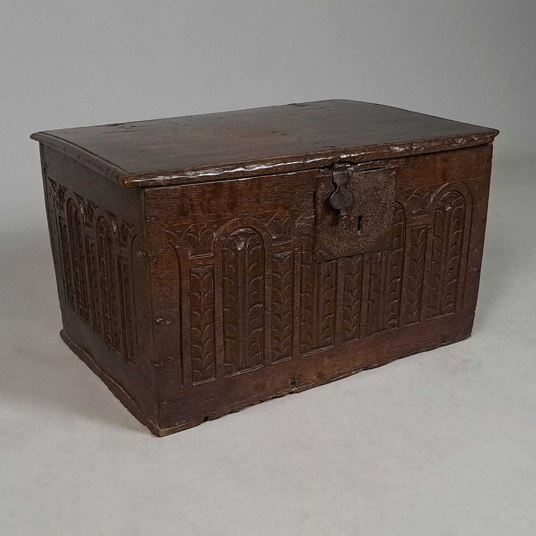 Beautiful 17th Century Small Oak Chest or Deed Box c. 1640 In Good Condition For Sale In Heathfield, GB